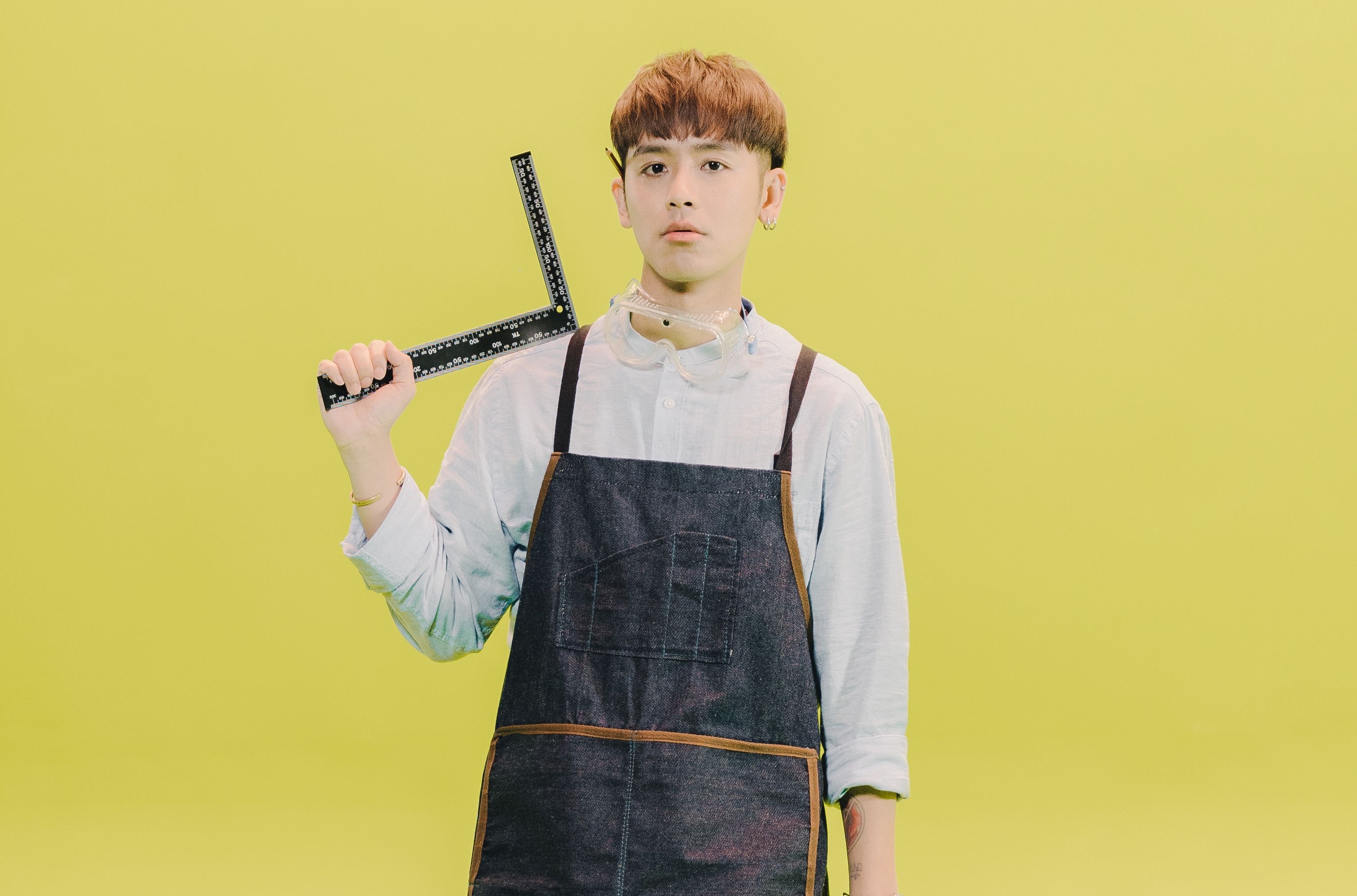 鼓鼓在〈Pro Der〉MV中扮演木工。（相信音樂提供）