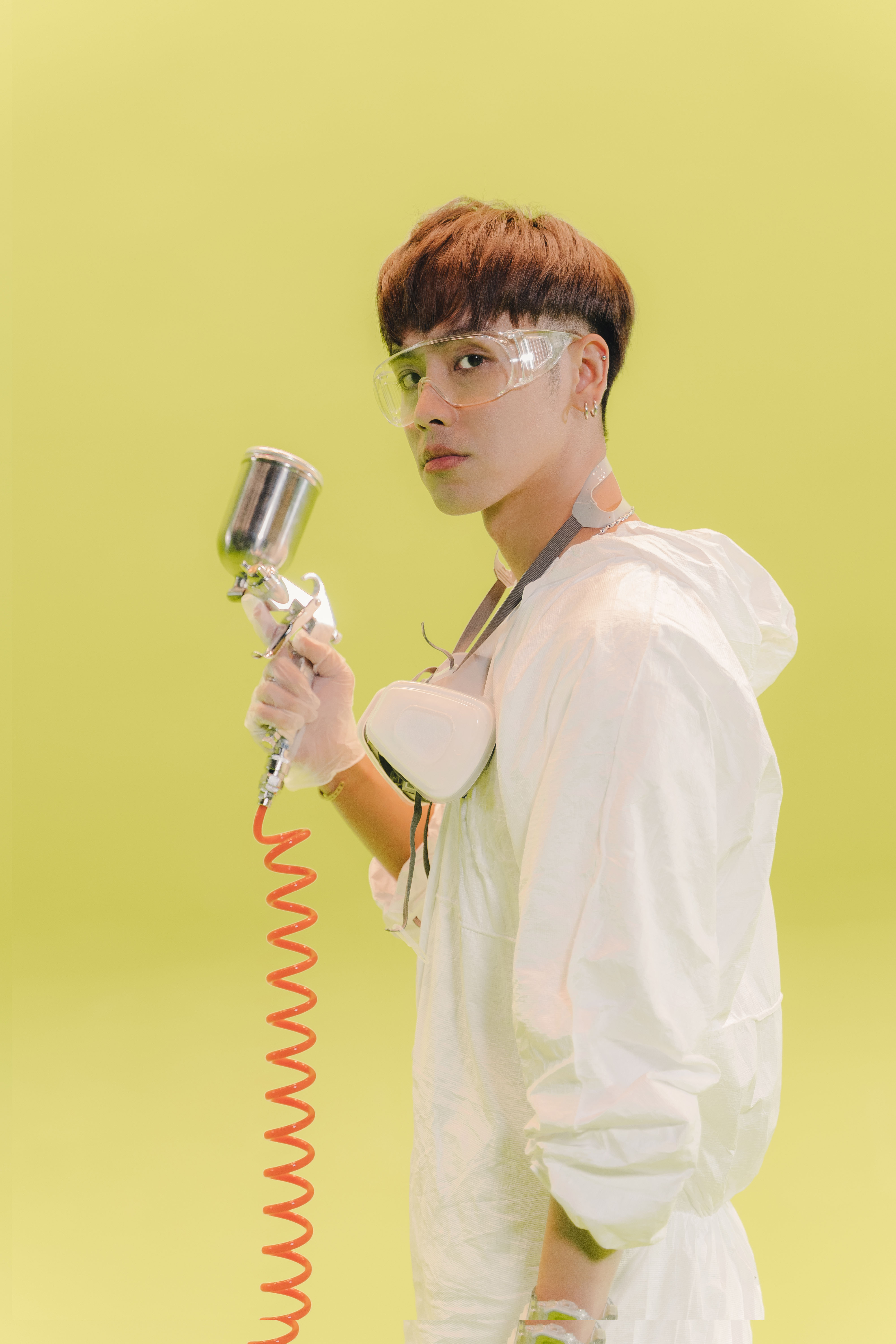 鼓鼓一口氣扮演各種角色，其中包含汽車噴漆人員。（相信音樂提供）