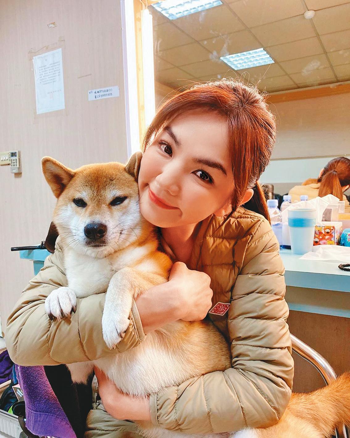 Ella因為愛犬布丁在家隨處大小便,與老公找上「熊爸」訓練,改善壞習慣。(翻攝自陳嘉樺Ella臉書)