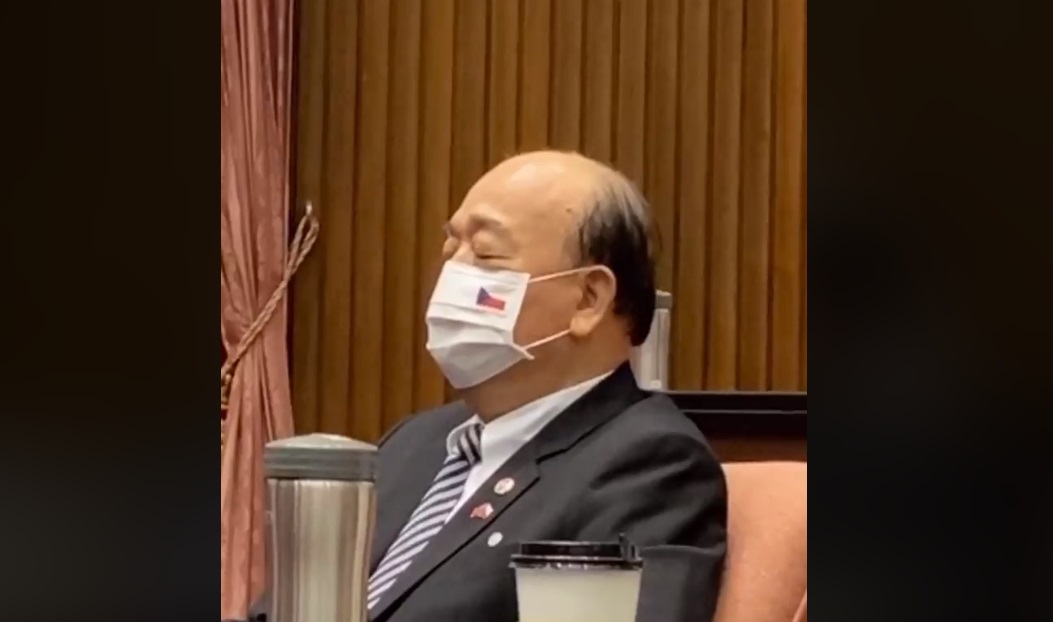 捷克參議院議長韋德齊今（1日）受邀到立法院議場發表演說，何志偉在臉書PO出吳斯懷閉目養神、疑似打瞌睡的影片。（翻攝自何志偉臉書）