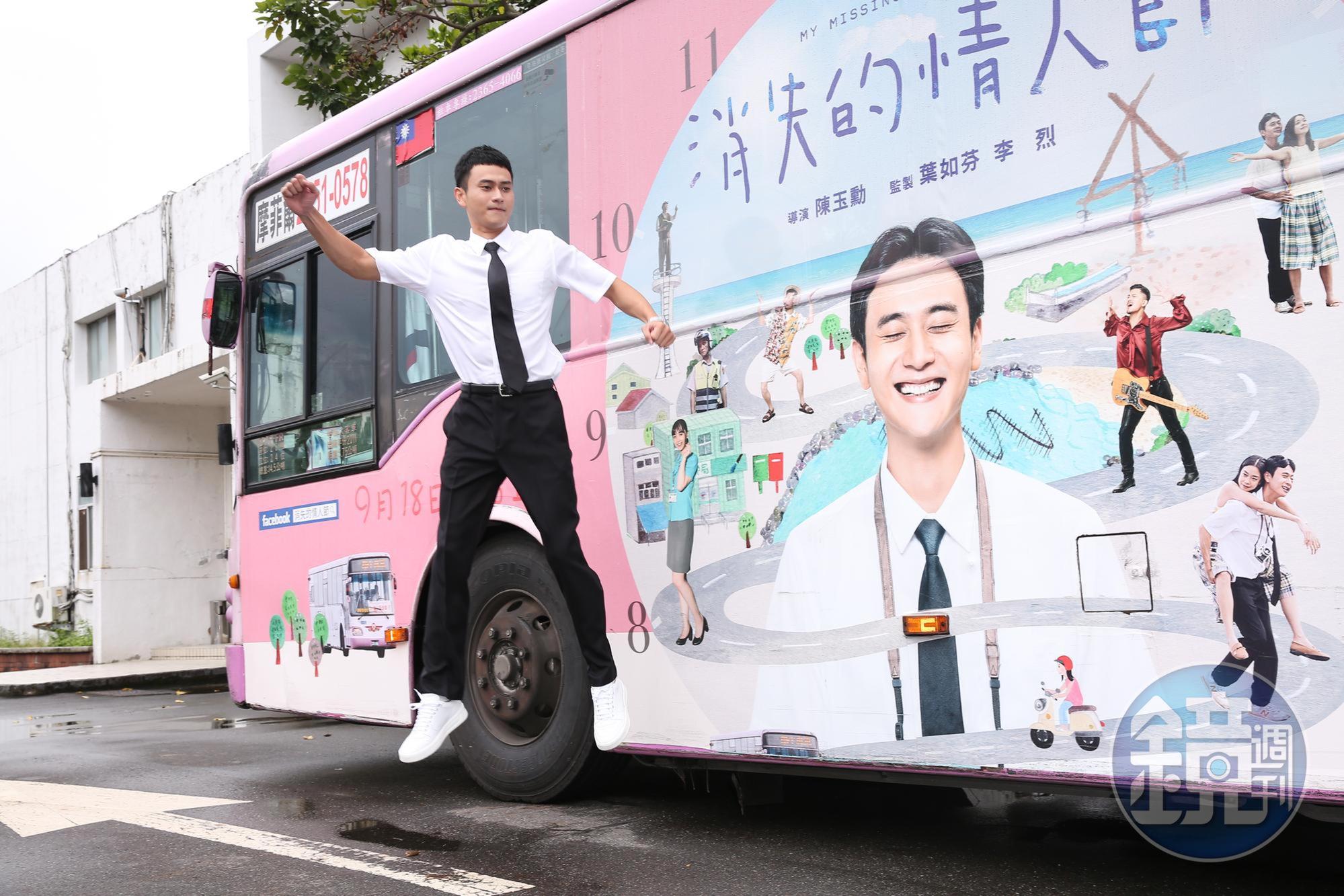 劉冠廷新片扮演公車司機,電影上映前先試載媒體體驗他的開車技術。