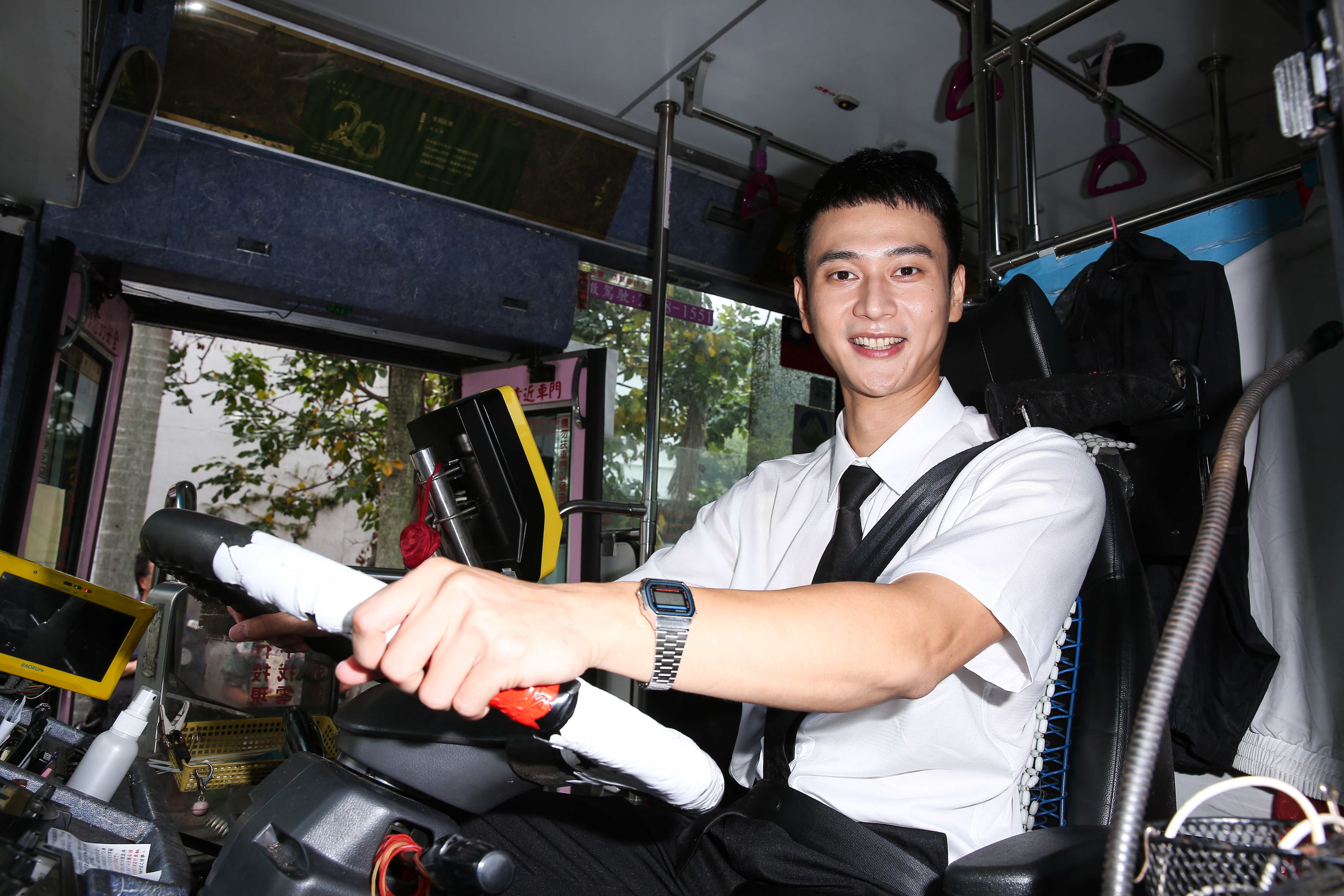 劉冠廷新片扮演公車司機，電影上映前先試載媒體體驗他的開車技術。