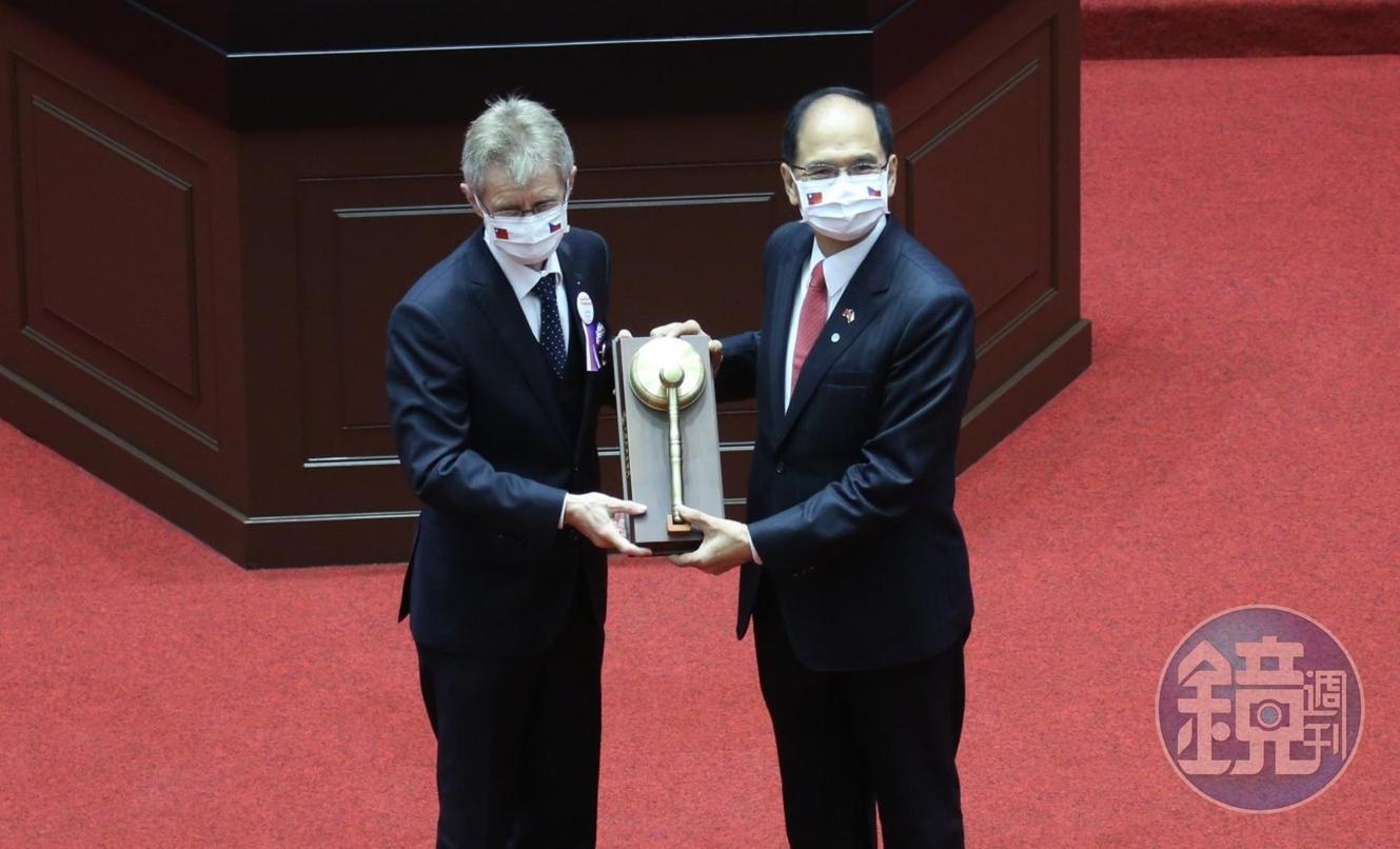 捷克參議長韋德齊（左）近日來台訪問，卻被中國外長恐嚇。