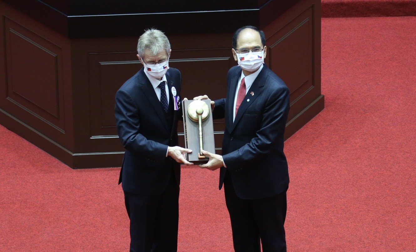 捷克參議長韋德齊（左）近日來台訪問，卻被中國外長恐嚇。