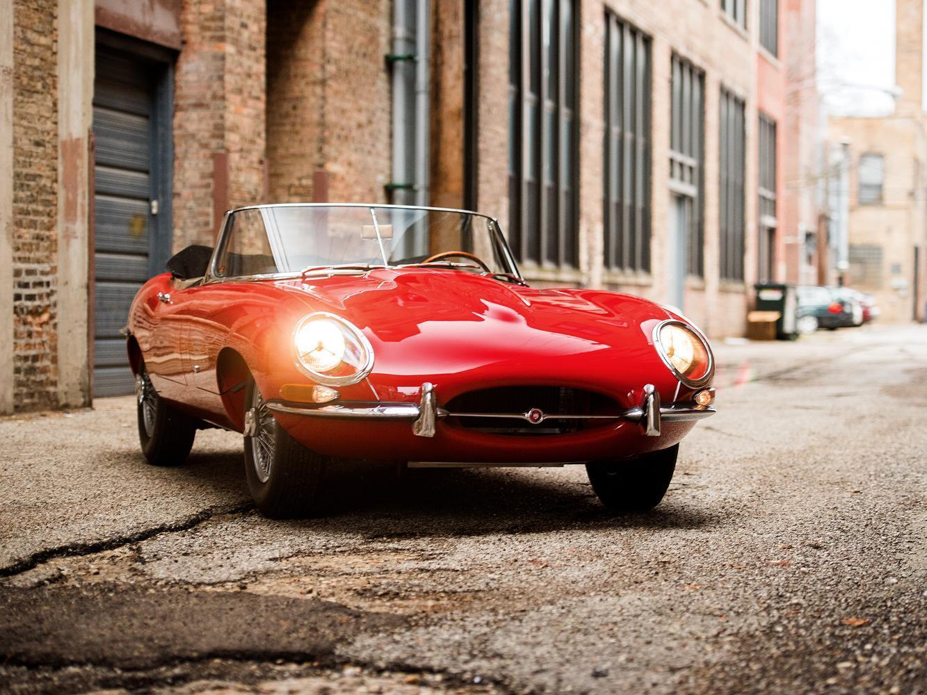 FERRARI的創辦人,高傲的Enzo Ferrari這樣說過:JAGUAR E-Type是我所見過的最漂亮的汽車!