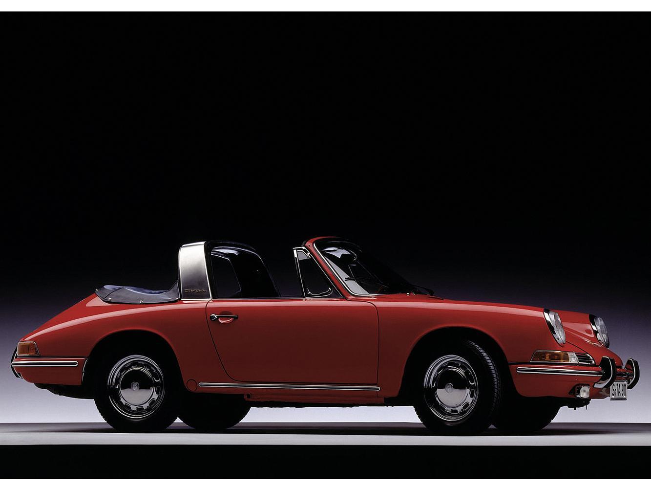 PORSCHE在1965年法蘭克福車展發表第一代911 Targa,即使這部怪怪敞篷911的售價比標準版911 Coupe貴了1400德國馬克,銷售竟然不錯。