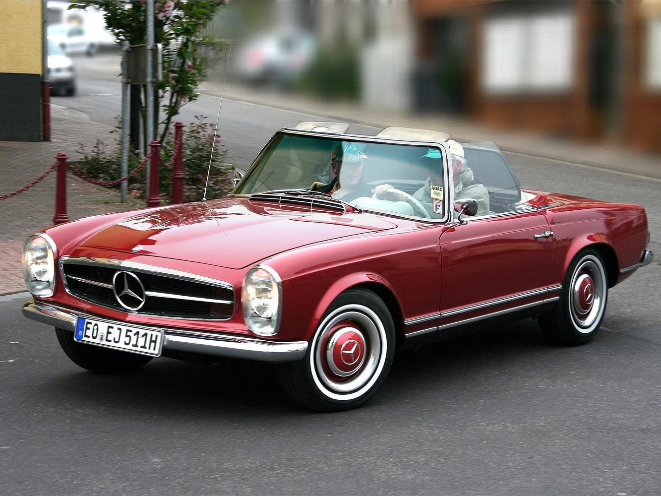 1963年問世的W113 SL屬於SL車系中的第二代車型,接續在W121世代之後的W113變得更為方正並採低腰線設計,讓W113保有修長而優雅的外型。