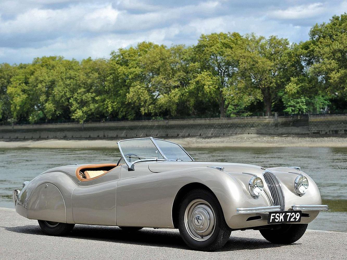 XK120 採用垂直羅紋式的橢圓水箱護罩,成為接下來二十年間JAGUAR的經典特色。