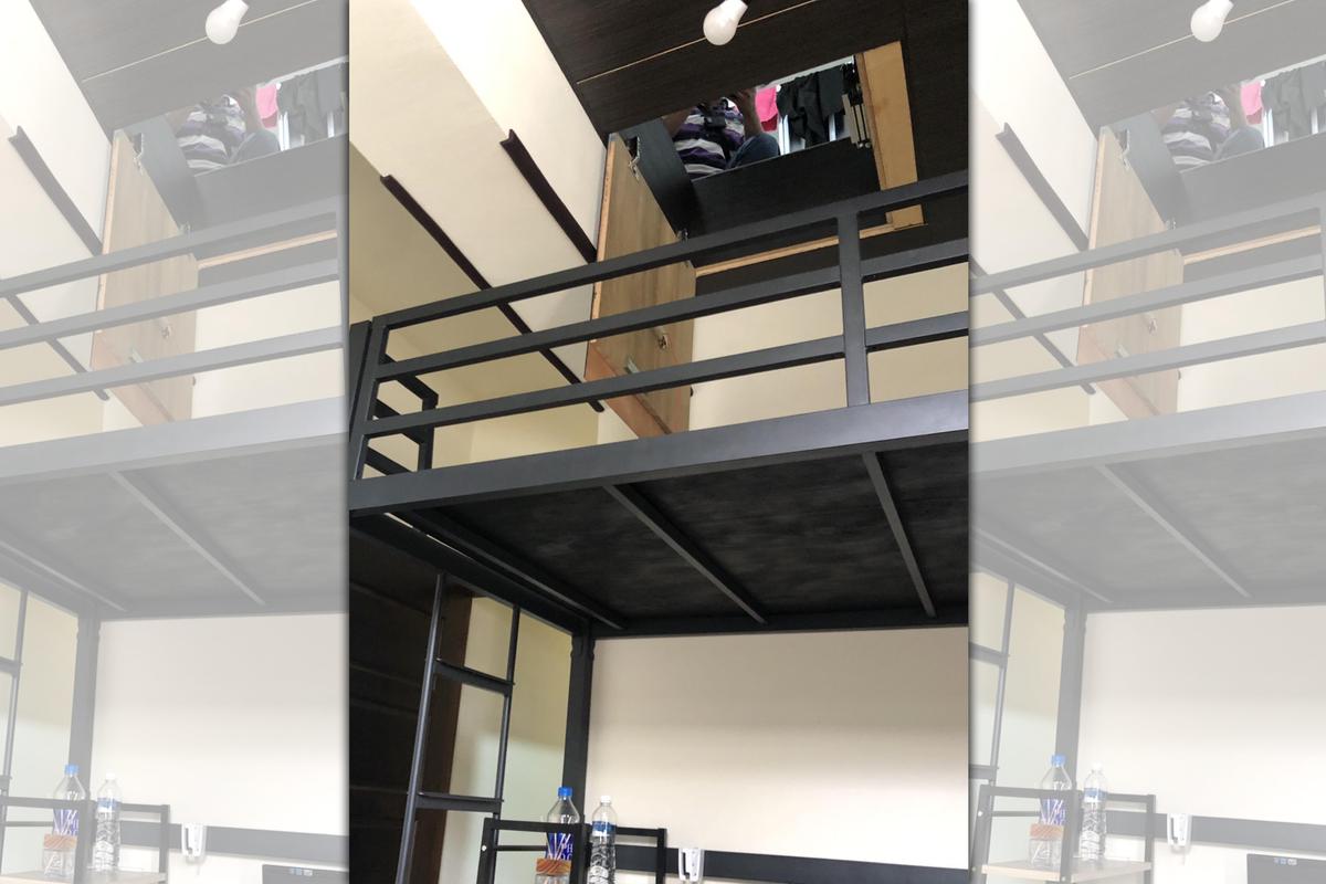 警方在羅嫌密室中找到黑色項圈，並搜出折疊刀、美工刀及4級毒品阿普唑他約13公克。（翻攝畫面）