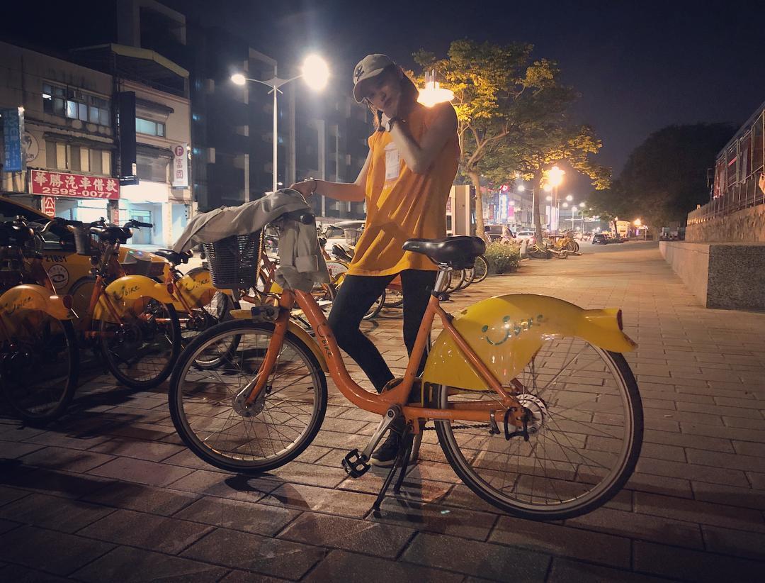 梁以辰除了工作外很少搭計程車，平日以公車、捷運，或租借wemo機車、Ubike單車代步。（翻攝自梁以辰IG）