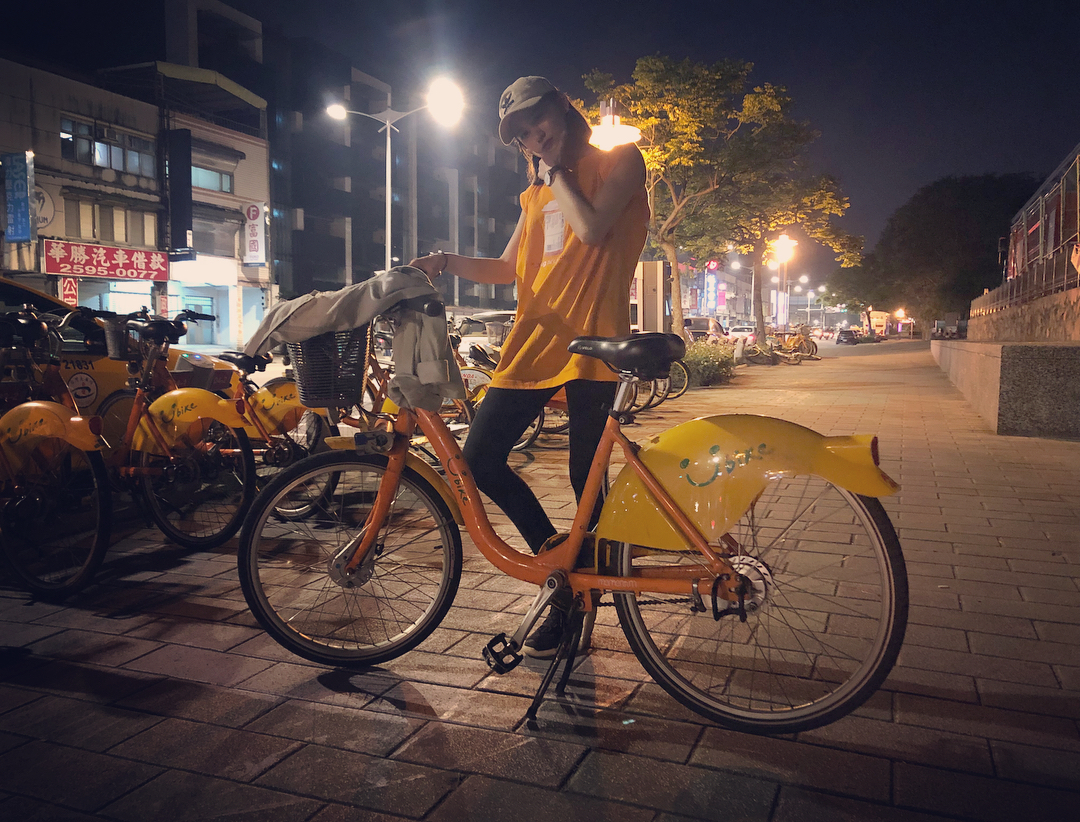 梁以辰除了工作外很少搭計程車，平日以公車、捷運，或租借wemo機車、Ubike單車代步。（翻攝自梁以辰IG）