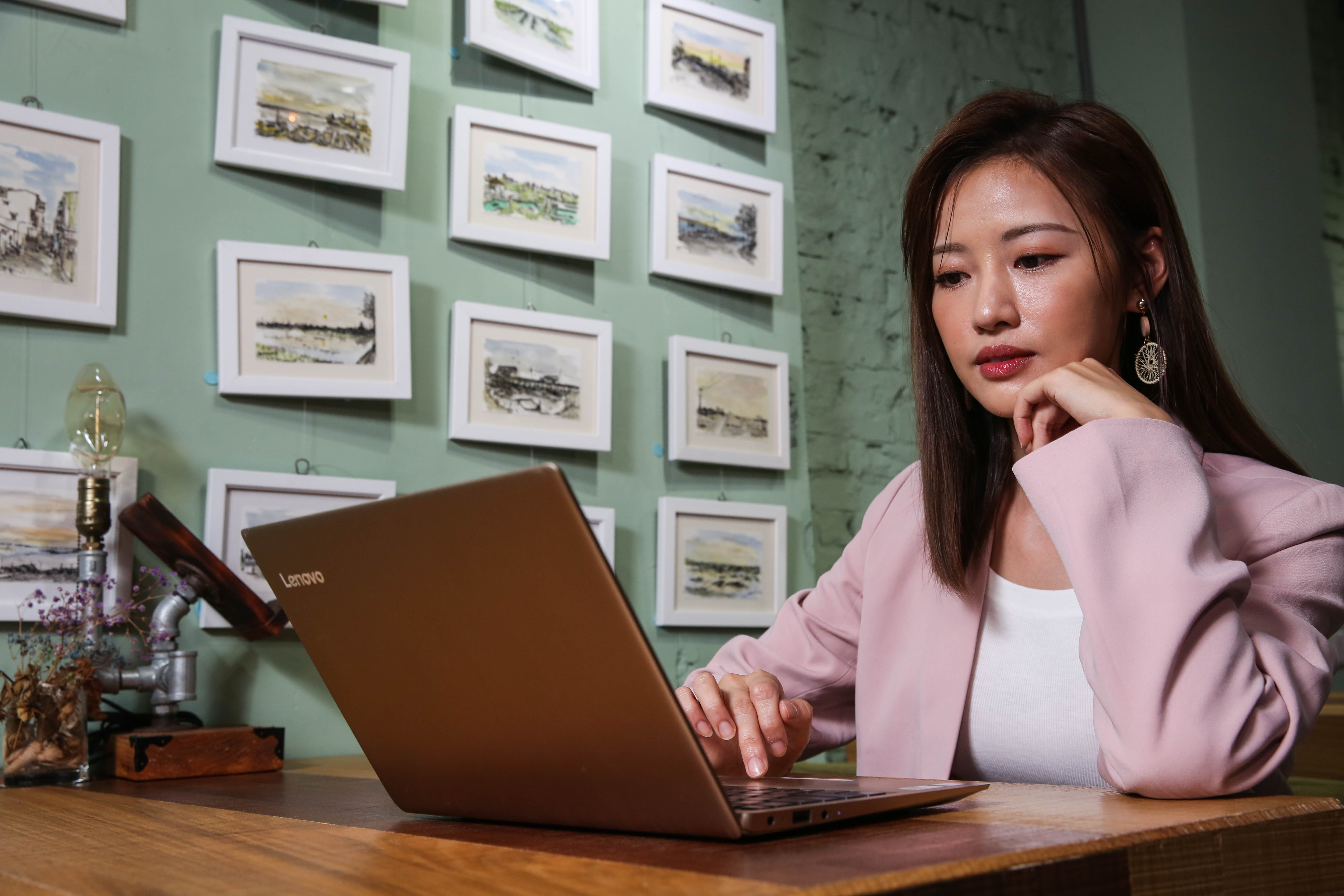 為了讓錢滾動，梁以辰投資債券基金，並將每月領到的配息補貼房租與車貸。