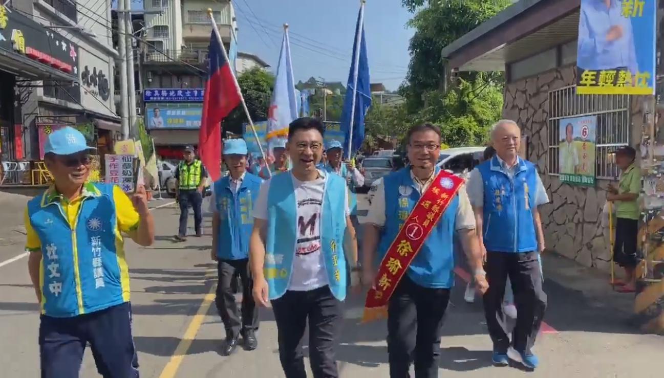 國民黨主席江啟臣今早到新竹縣，陪同關西選區議員補選候選人徐瑜新掃街拜票。（翻攝自江啟臣粉絲專頁）