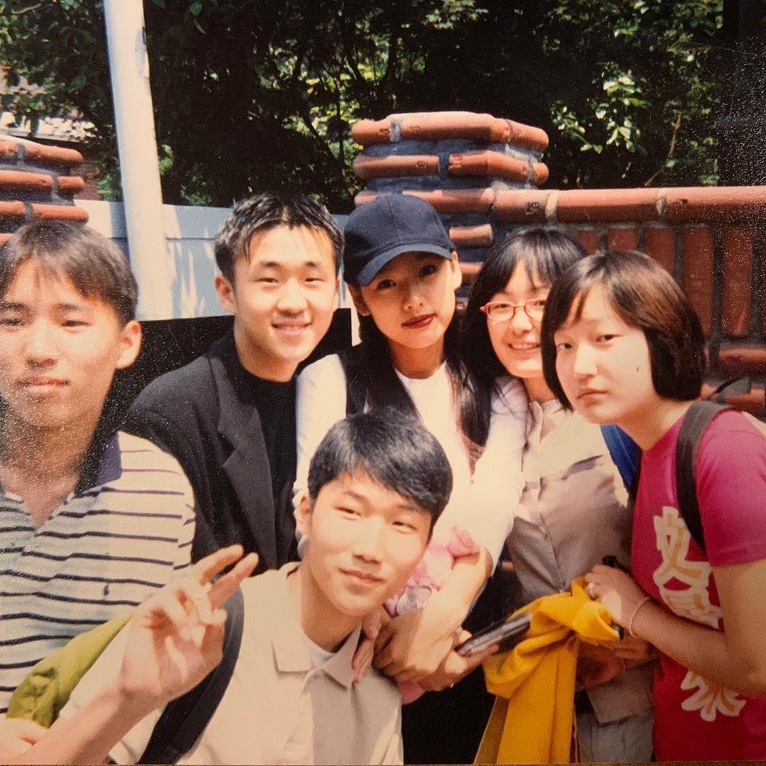 李孝利擁有死忠粉絲,日前貼出20年前與粉絲的合照,感嘆時光飛逝。(翻攝李孝利IG)