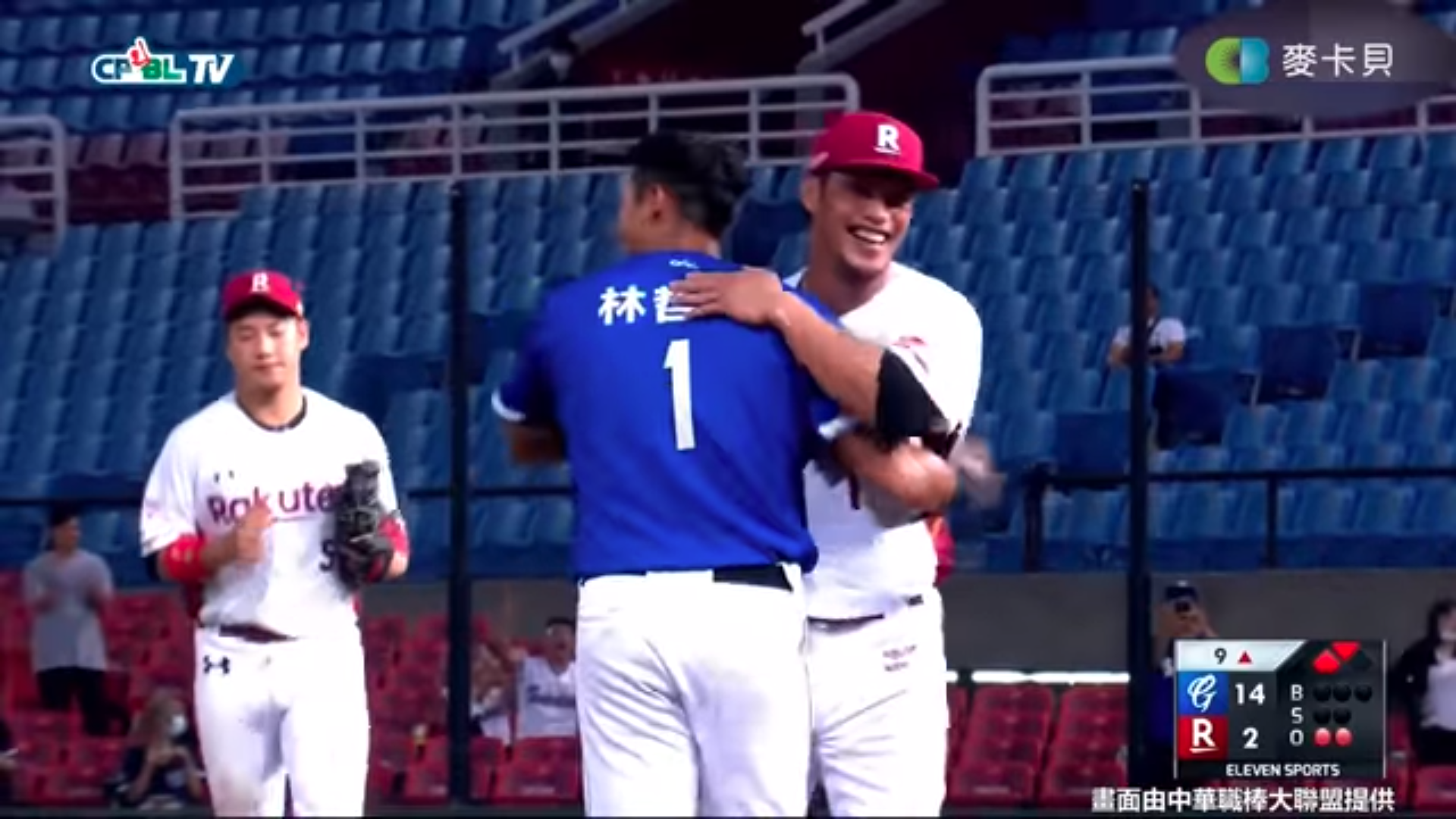 陽耀勳（右）安全下庄後跟林哲瑄（左）擁抱。（翻攝自麥卡貝運動頻道YouTube頻道）