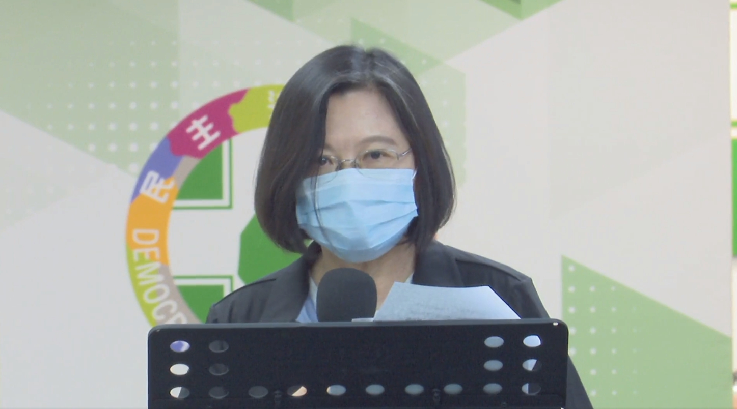 今（2）日蔡英文臉書直播，向大眾說明AIT近日解密電報的「6項保證」。（翻攝自蔡英文臉書直播）