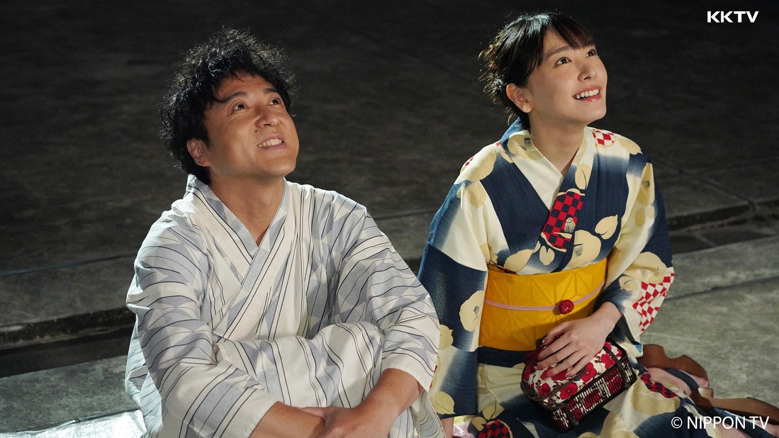 新垣結衣飾演(右)室剛的亡妻,僅短暫出現在各集的回憶畫面中。(KKTV提供)