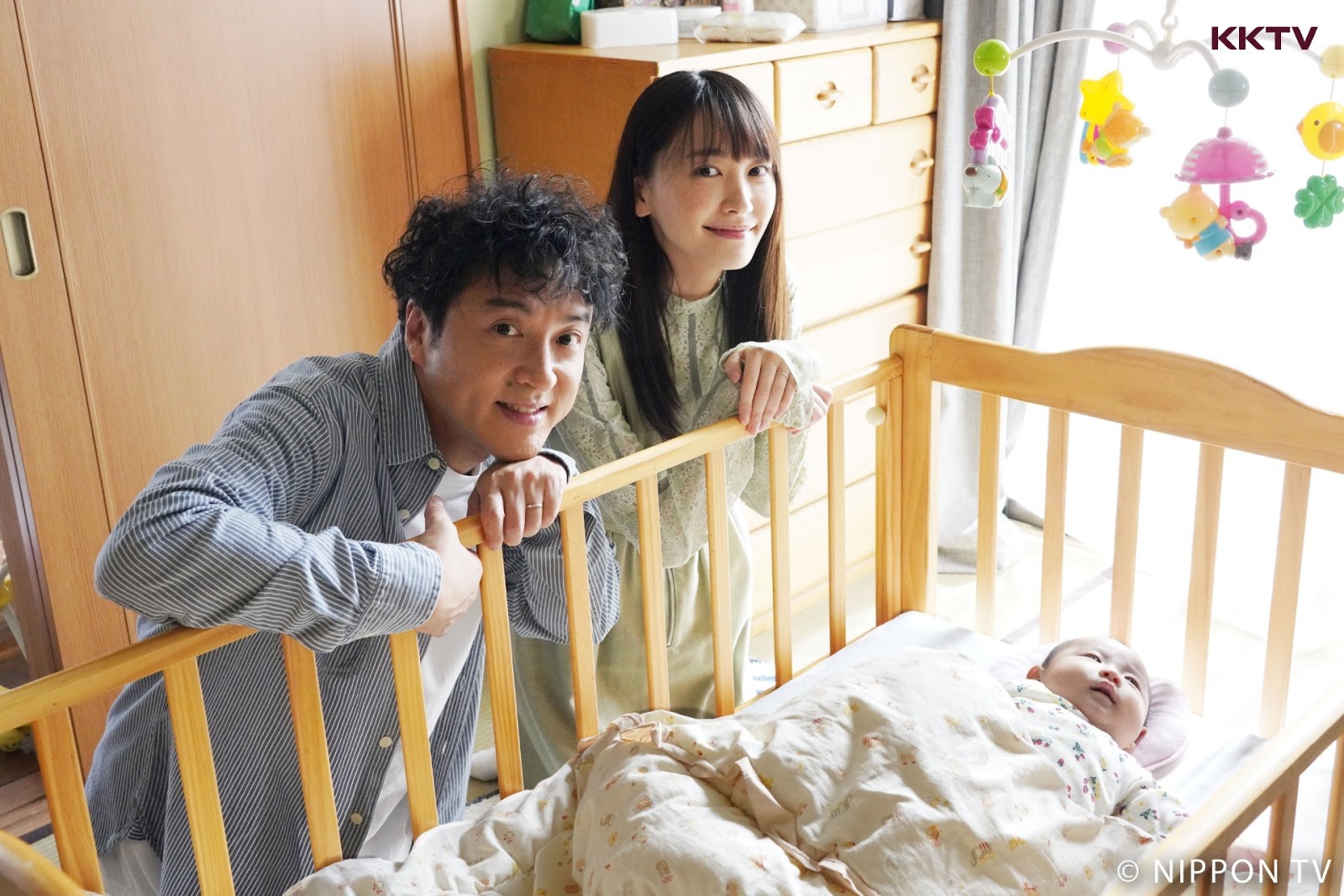 室剛(左)聽到新垣結衣要演自己的老婆時,表示難以置信。(KKTV提供)