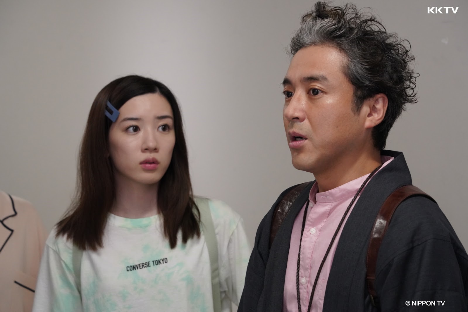 室剛飾演的小比賀太郎(右)設定上看來只是超黏女兒的老爸,但在校園生活中幫助同學挺過危機。(KKTV提供)