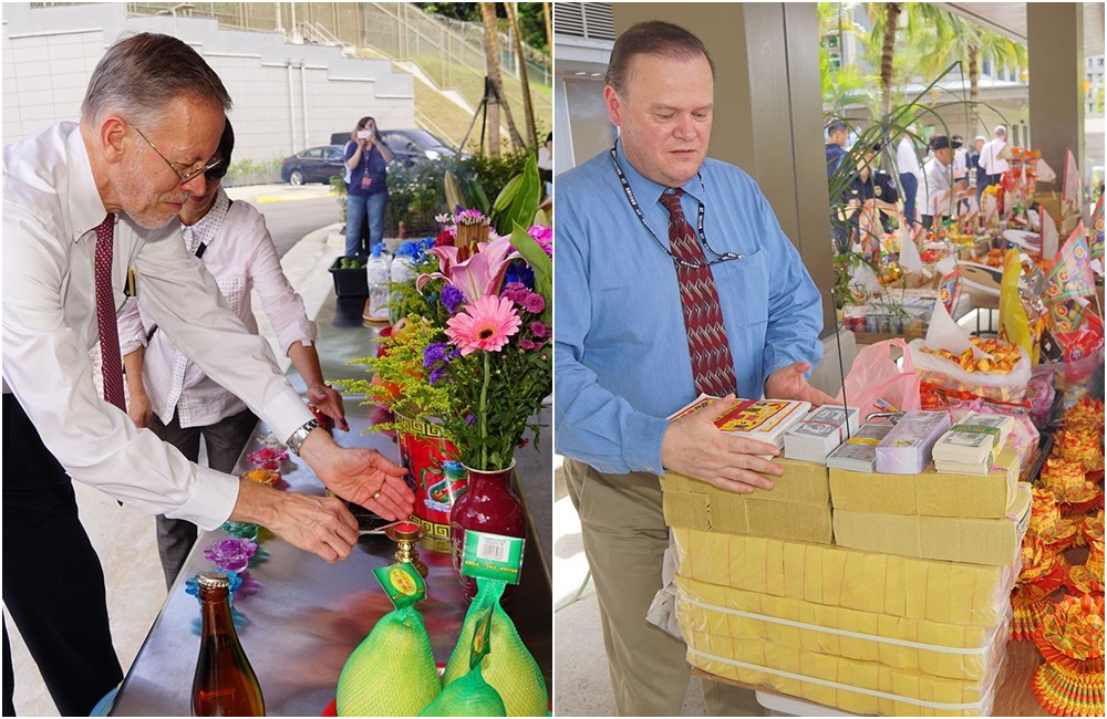 美國在台協會處長帶頭進行中元普渡大拜拜。（翻攝自 美國在台協會 AIT粉絲專頁）