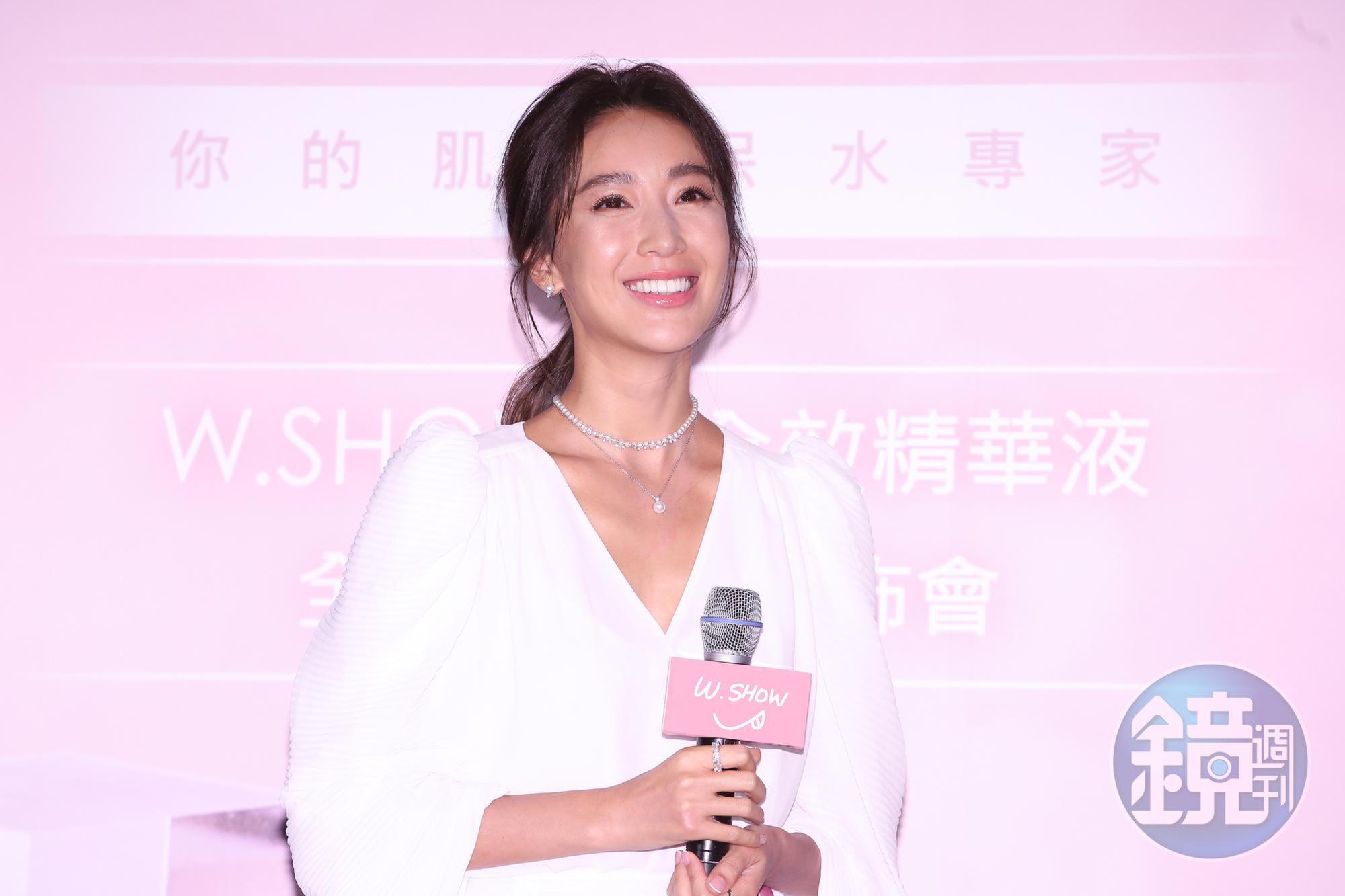 隋棠以曬得黝黑的肌膚擔任產品代言人,出席W.SHOW全效精華記者會。