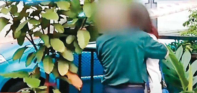 劉女縱火後在屋外呆站,被趕來的外公緊緊擁抱。(東森新聞提供)