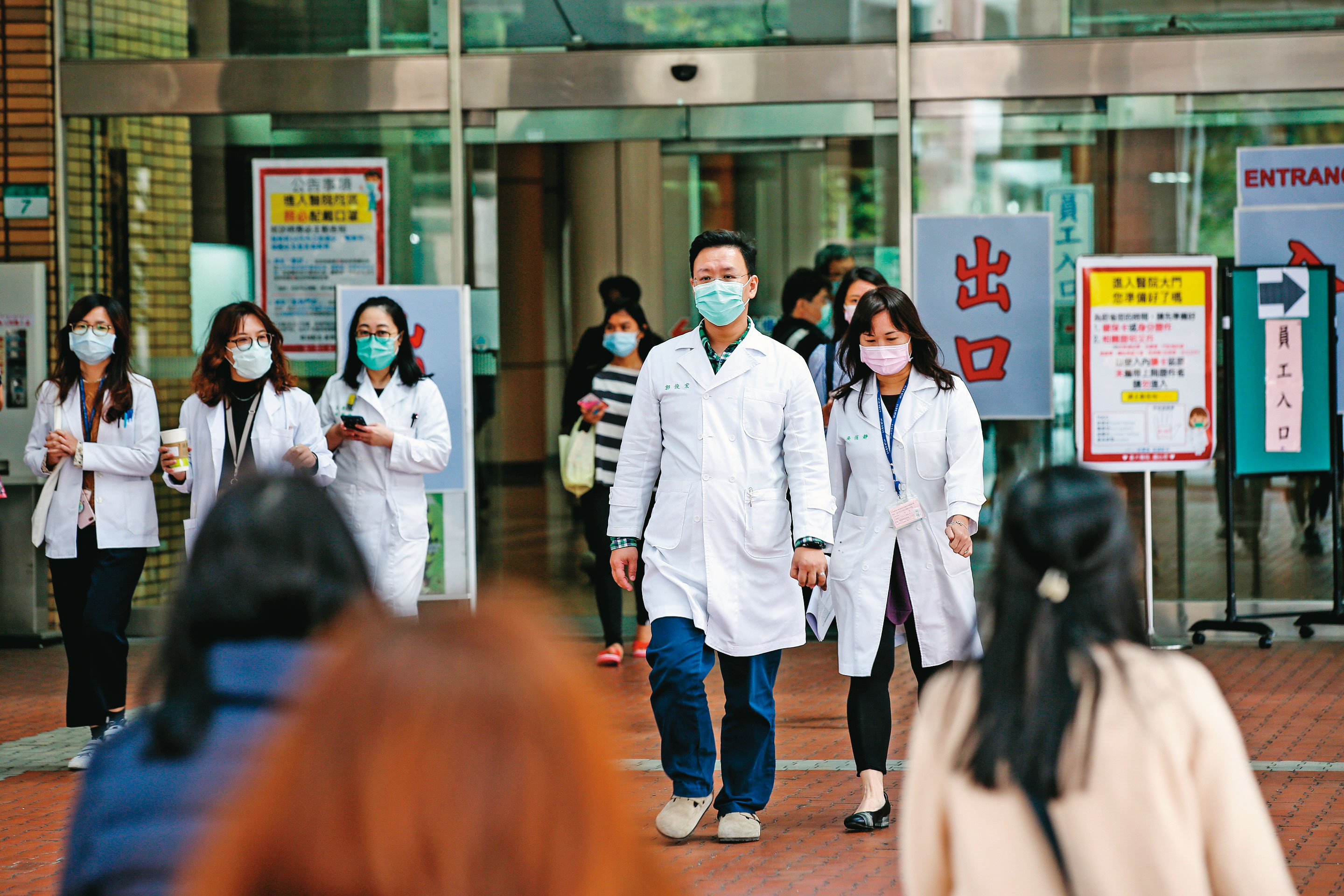 從醫學生到醫師是條漫長的路，考驗能力，更考驗性格，但當他們發現自己不適應時，體制卻沒有為他們設計出口。