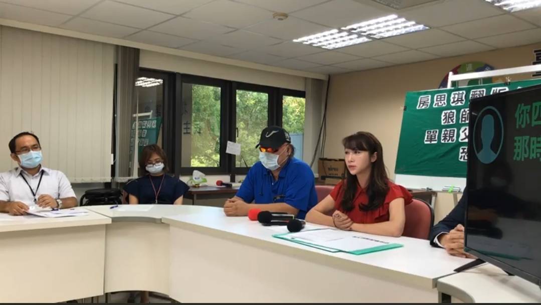 台北市議員許淑華召開記者會,踢爆北市一所明星國小有老師畸戀女童。(翻攝許淑華臉書)