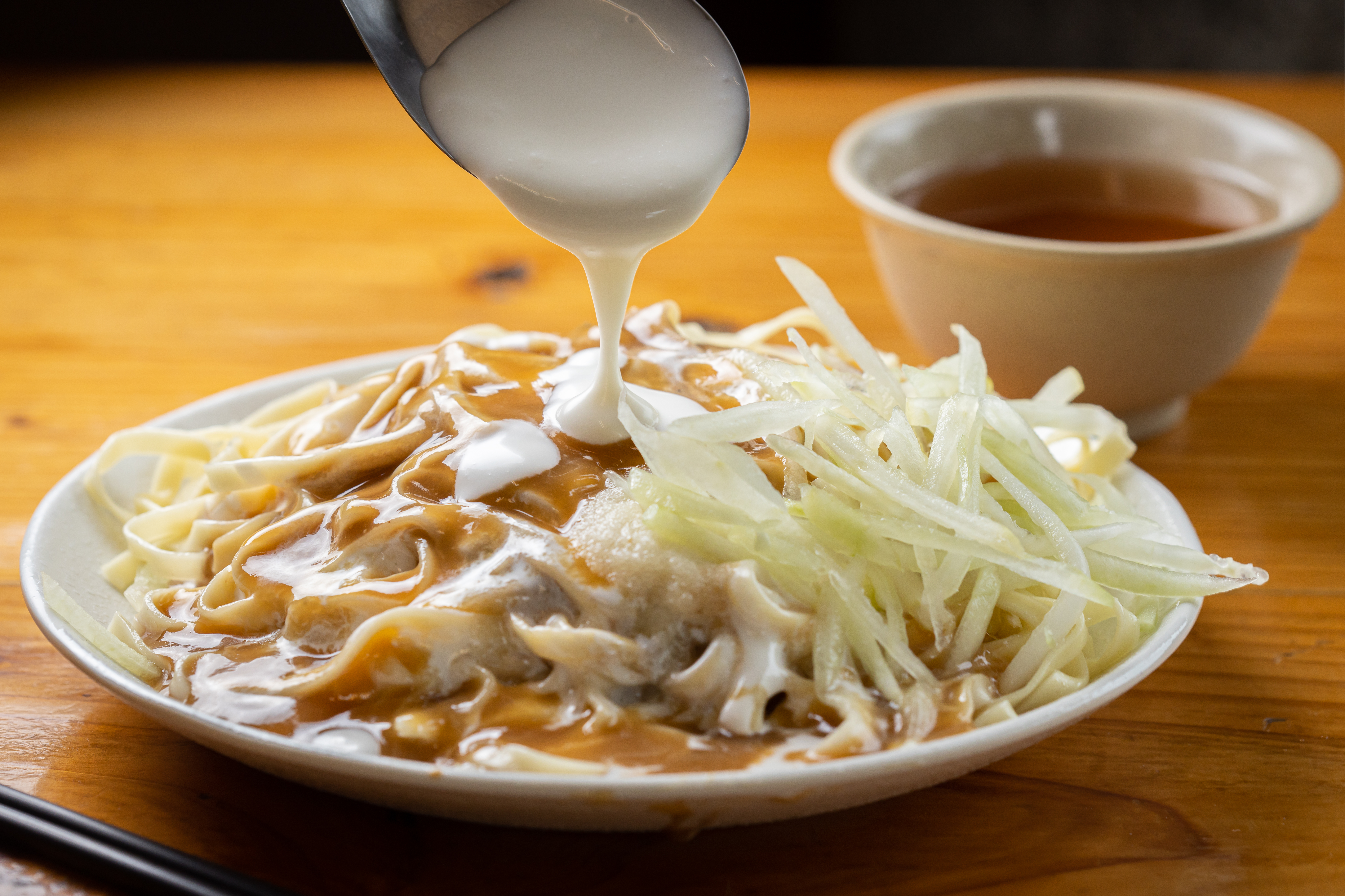 「涼麵」淋上以白雪牌白醋，加進秘密配方特調的美乃滋醬，是黃記的獨門美味。（35元／小份）