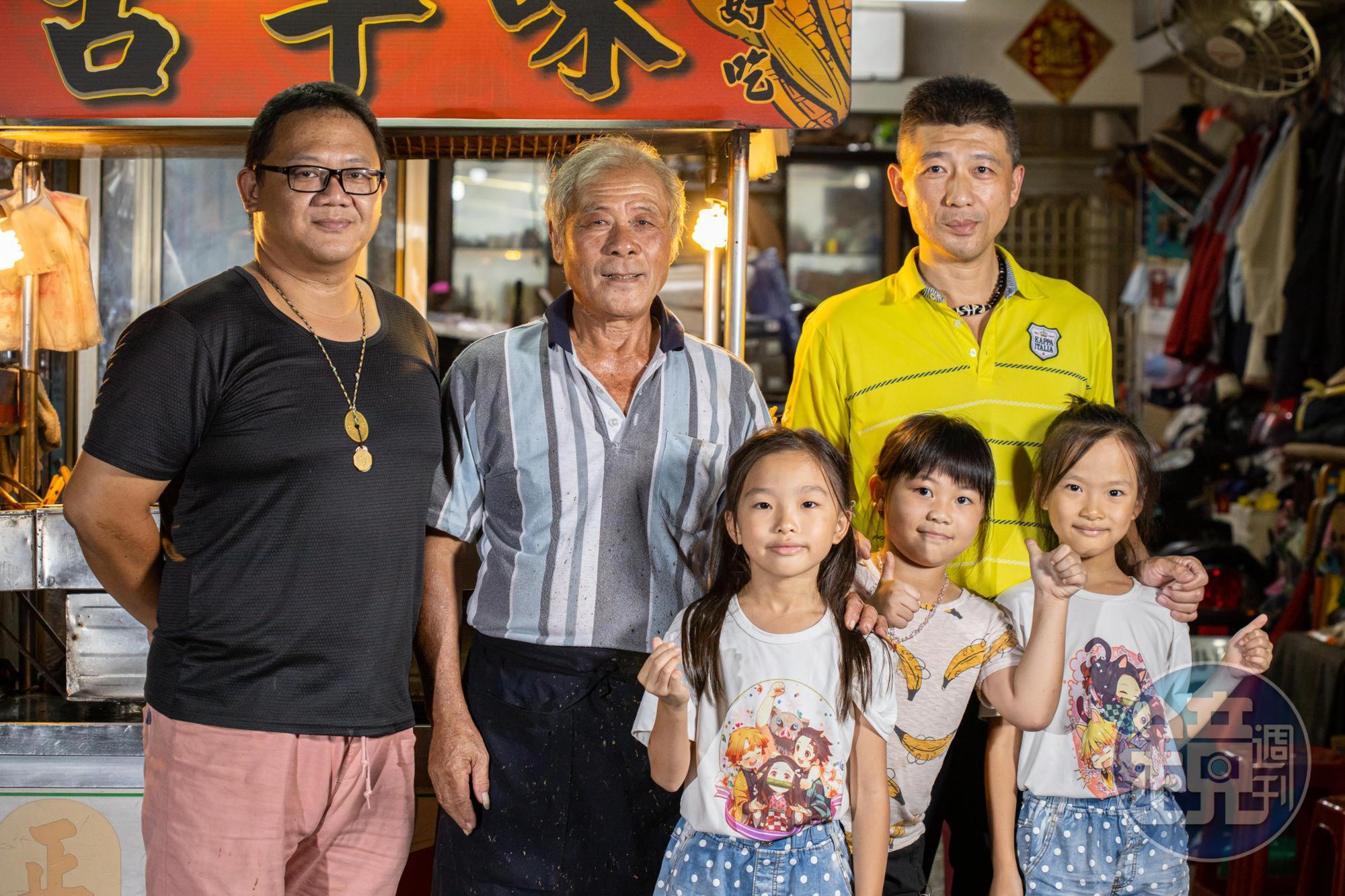 六哥吳添六(中)是活招牌,烤功一流,仍堅持親站烤檯,與兒子吳政毅(左)、吳政緯(右)及孫女們合力顧攤。