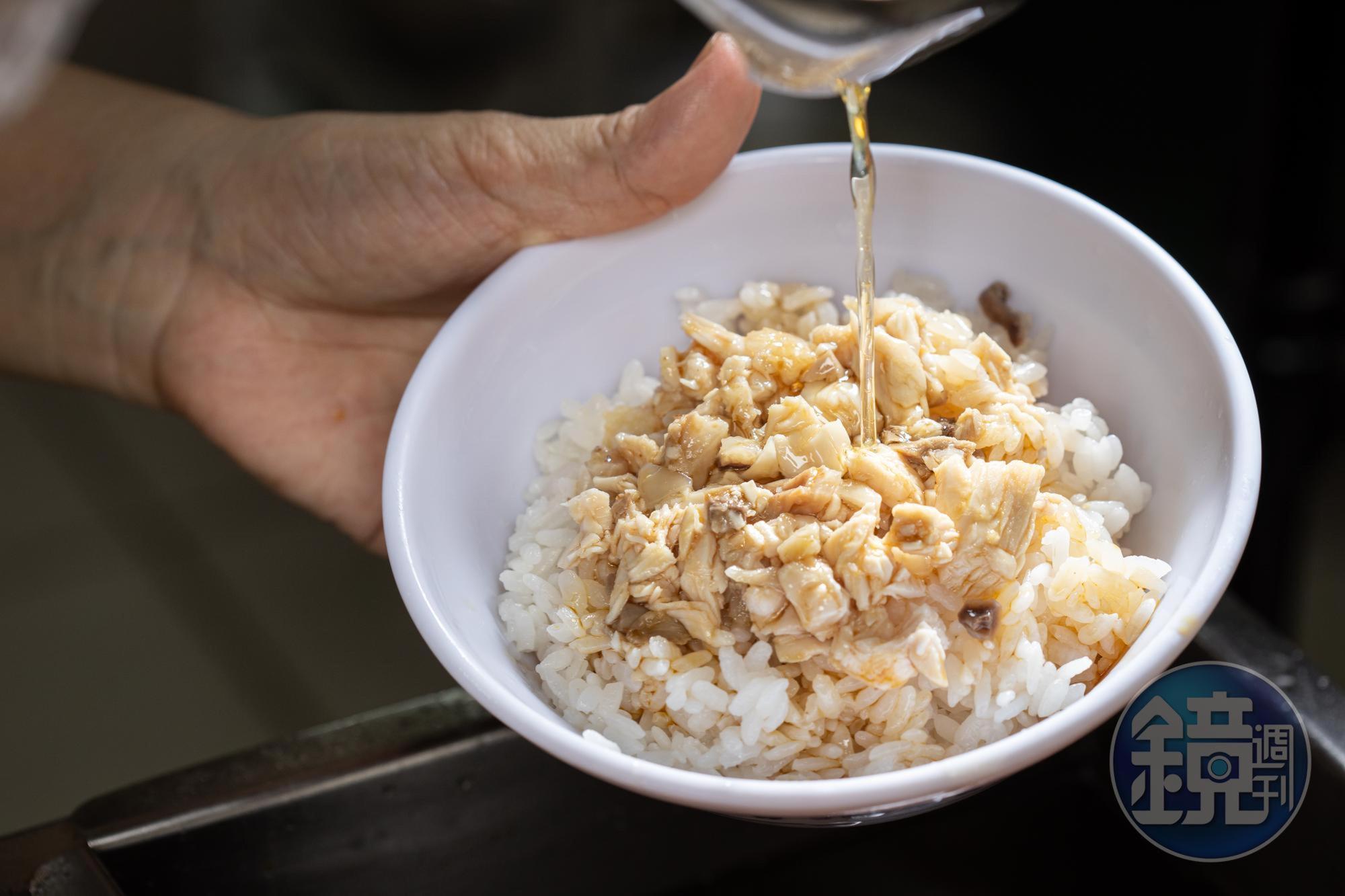 「火雞肉飯」鋪上手工現剁成丁狀或條狀的帶皮、胸肉，淋上混合豬油的火雞油，噴香油潤。（25元／小碗）