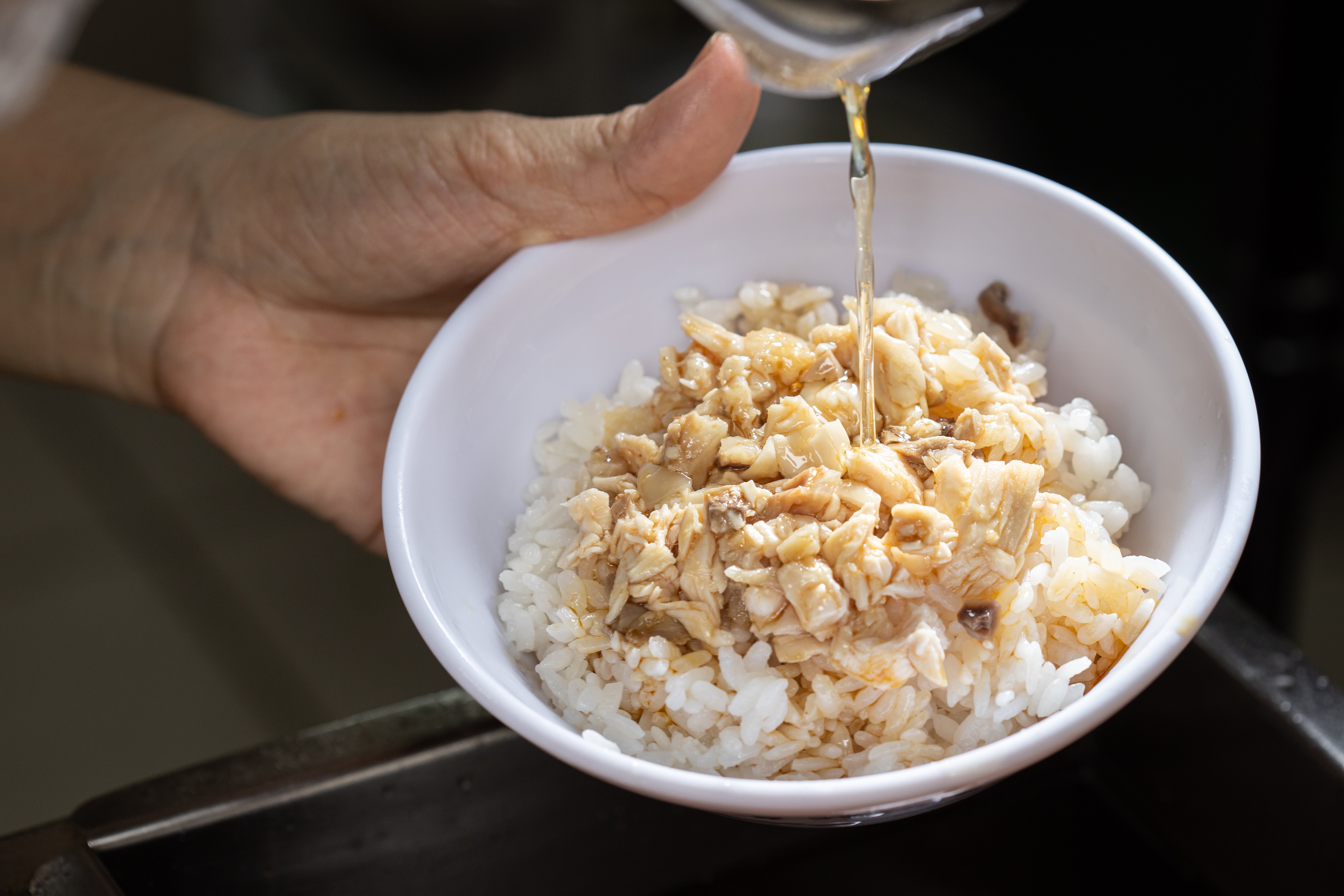 「火雞肉飯」鋪上手工現剁成丁狀或條狀的帶皮、胸肉，淋上混合豬油的火雞油，噴香油潤。（25元／小碗）