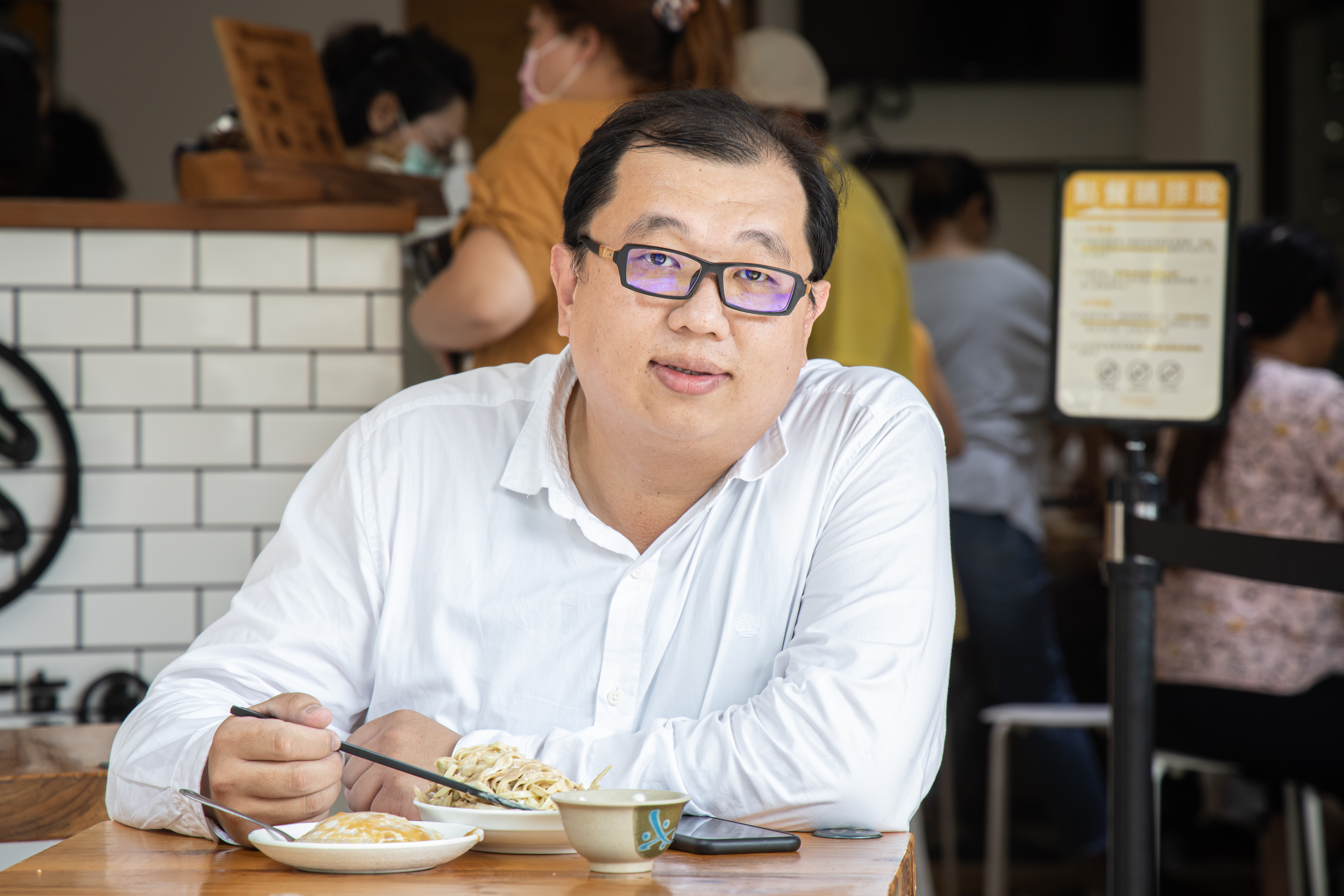 人稱小胖的在地老饕顏永明，對嘉義小吃充滿熱情，喜歡以在地美食款待友人。