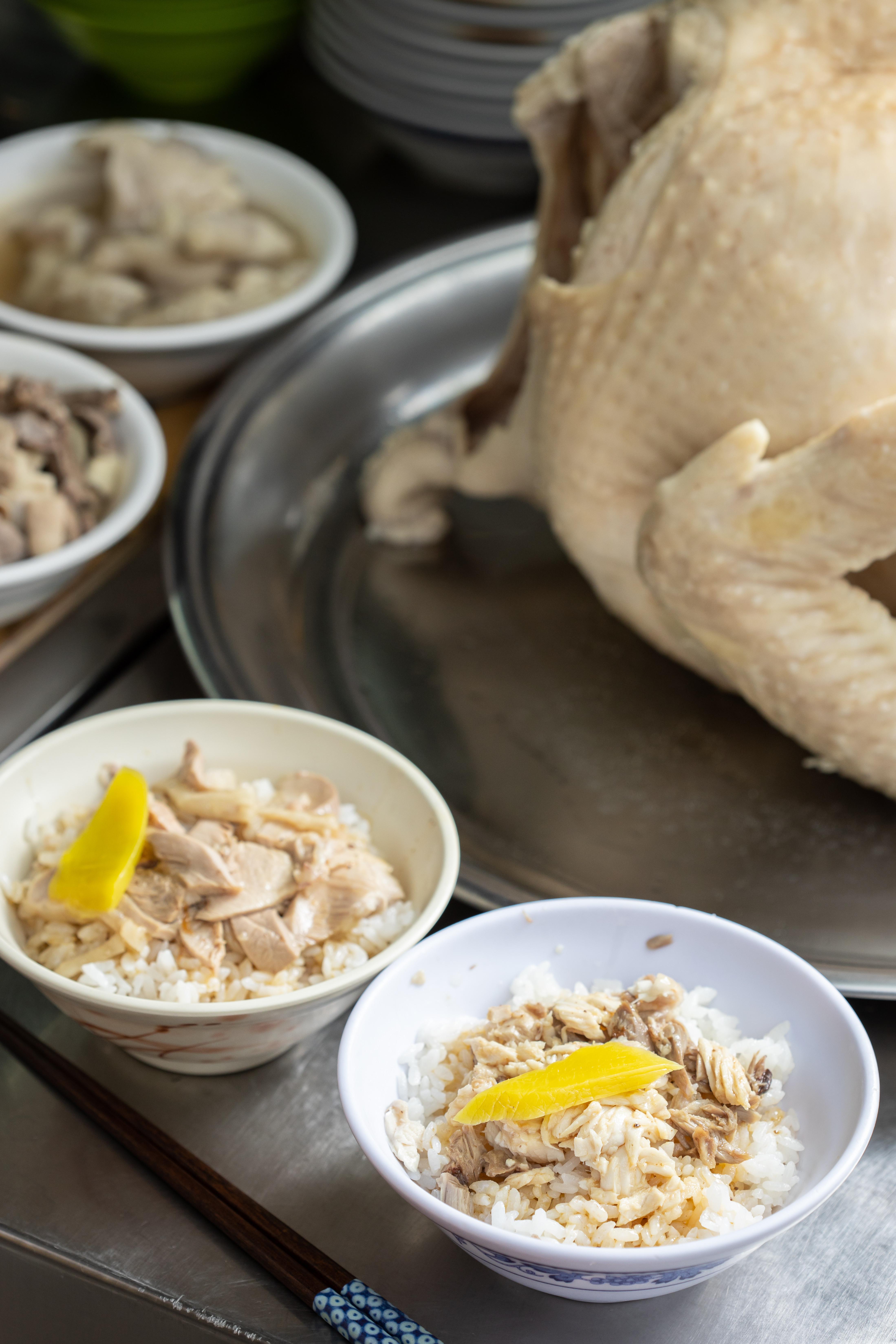 火雞肉飯也有細嫩的「肉片飯」可選。（左，45元／碗）