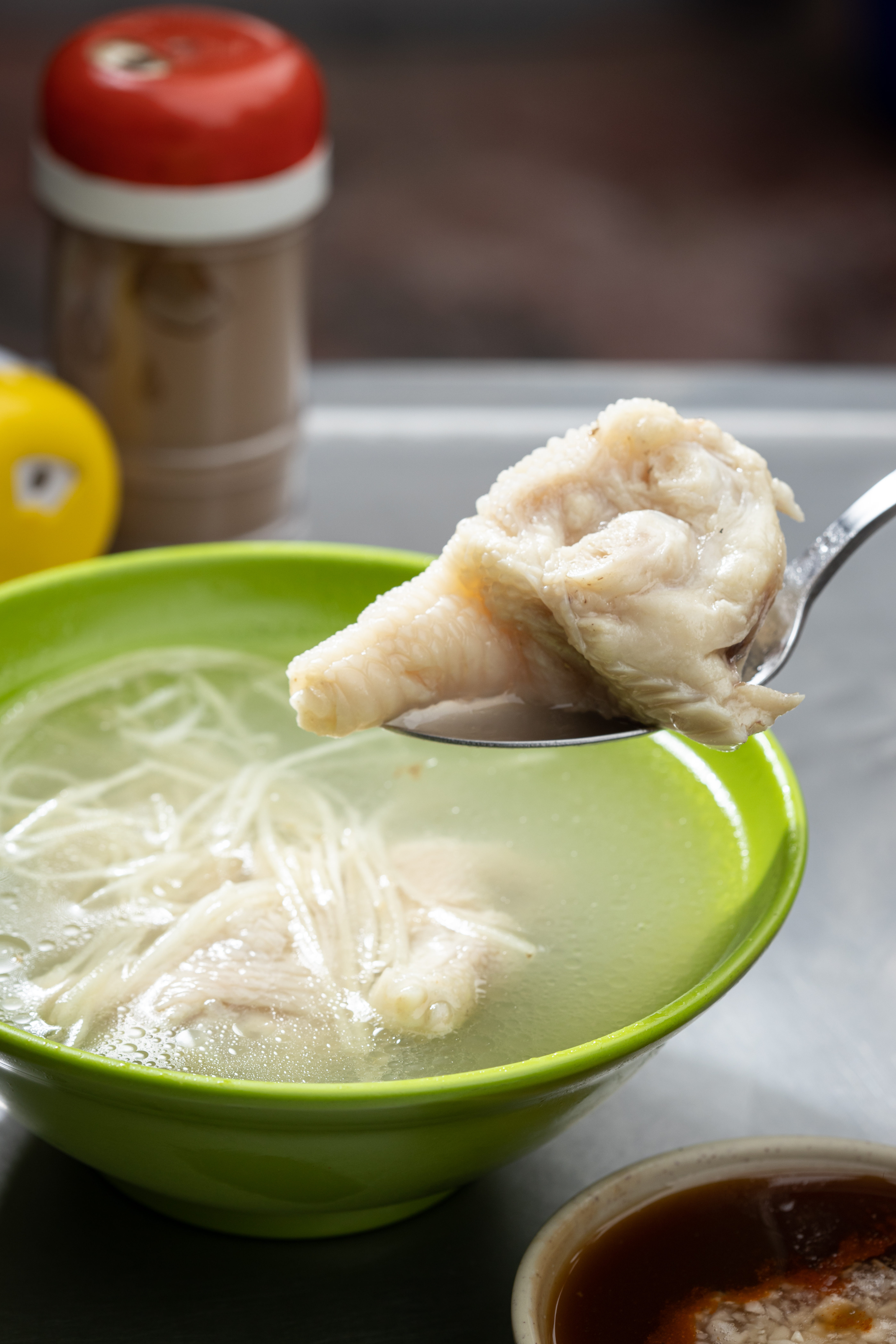 「火雞腳湯」處理乾淨，皮骨入口可輕鬆分離。（20元／碗）