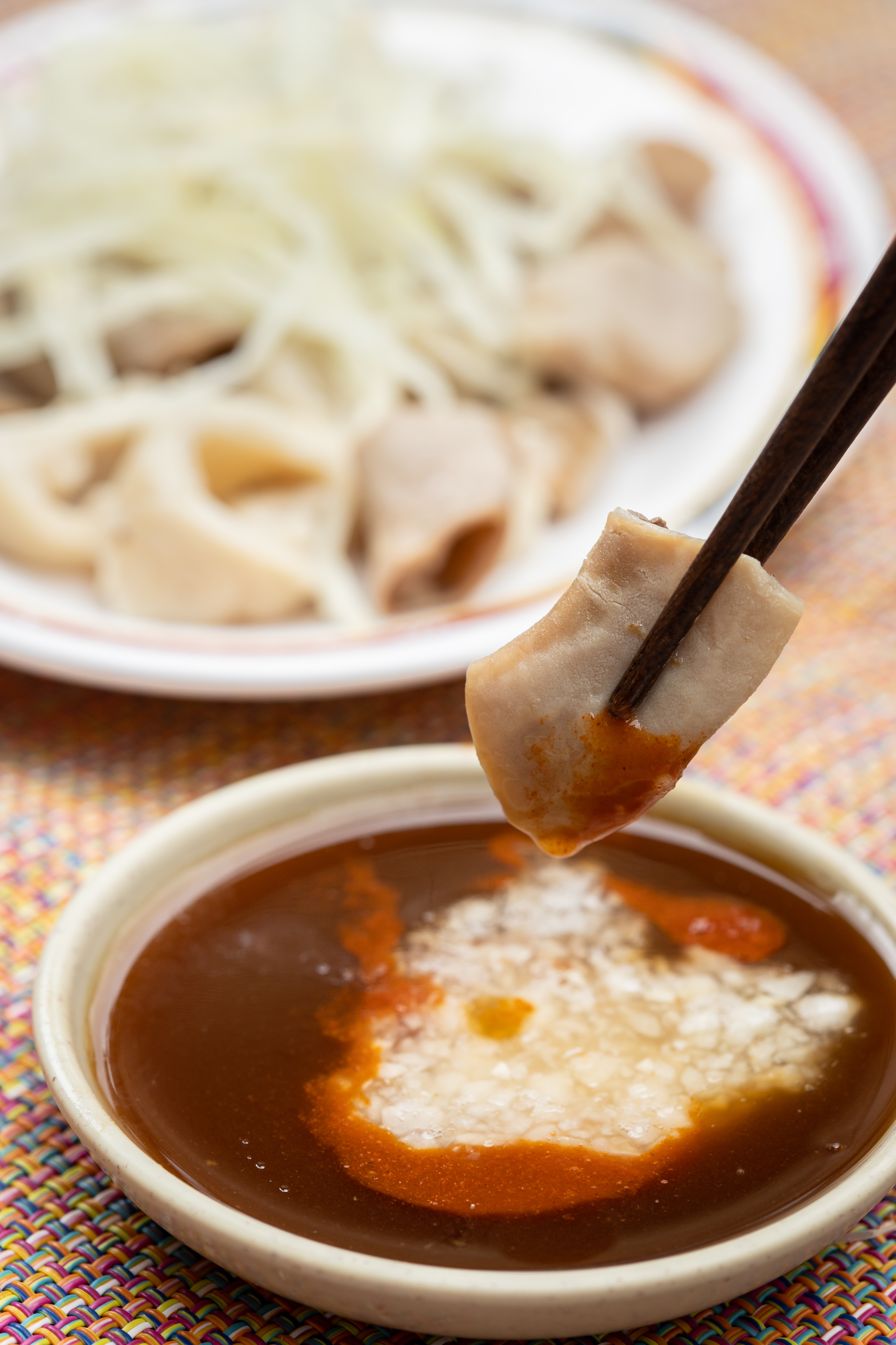 「乾大小腸」蘸德仁商號的蔭油露，增添甜度。（30元／小份、50元／大份）