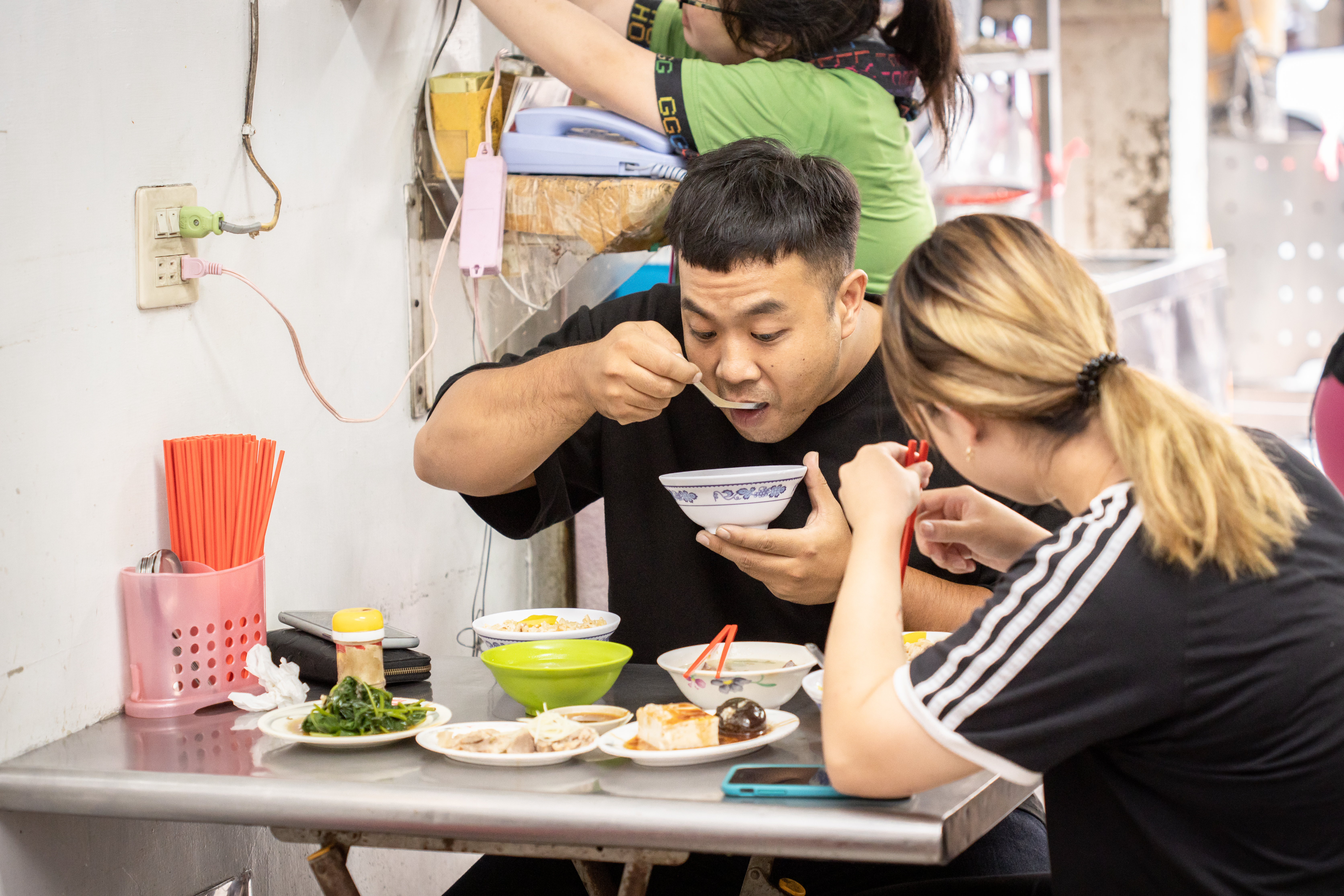 銅板小吃令人滿足，客人吃得津津有味。 