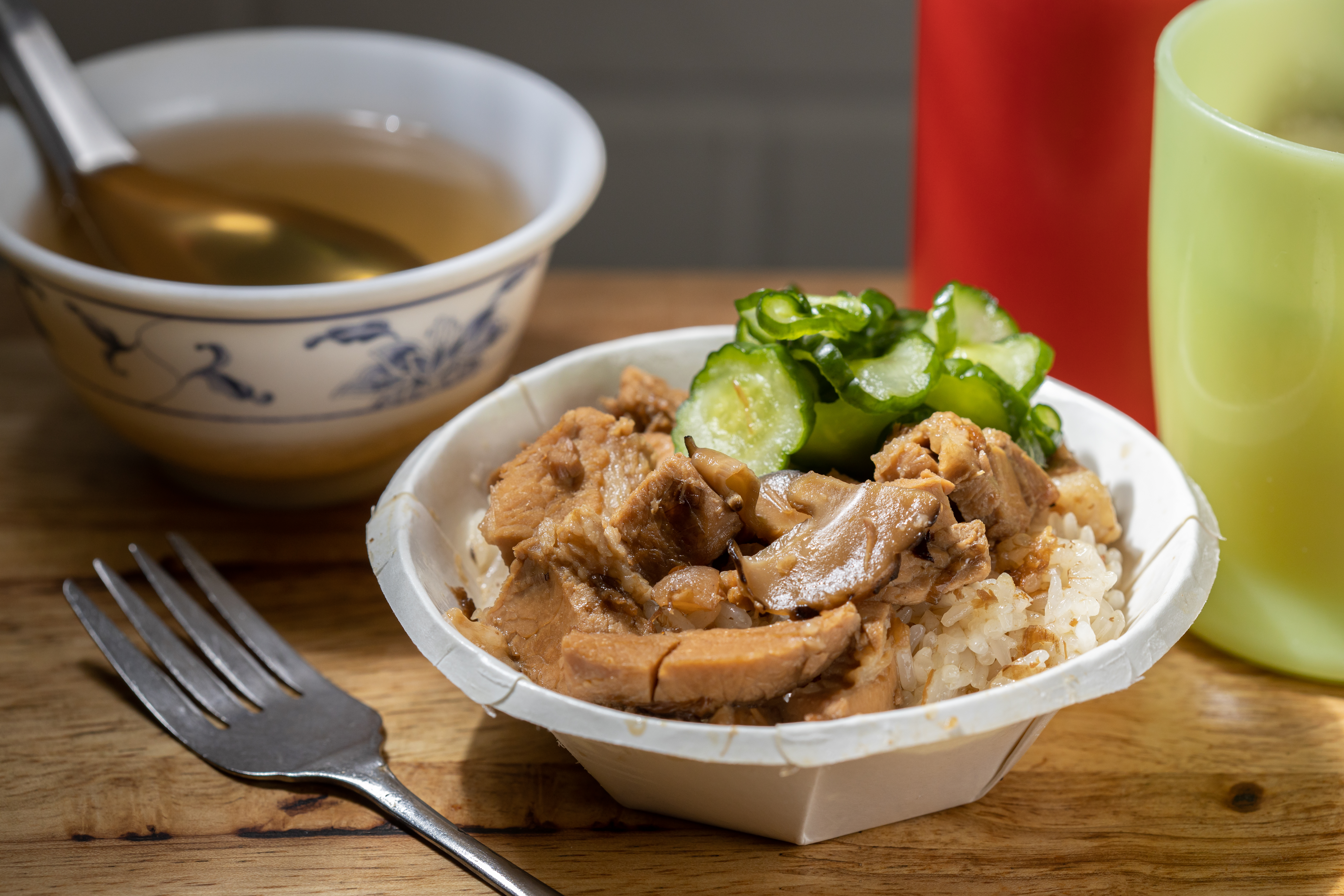 「米糕」粒粒分明且乾爽，細嚼會逐漸釋放糯米香氣，柴魚湯免費還可續碗。（30元／碗）