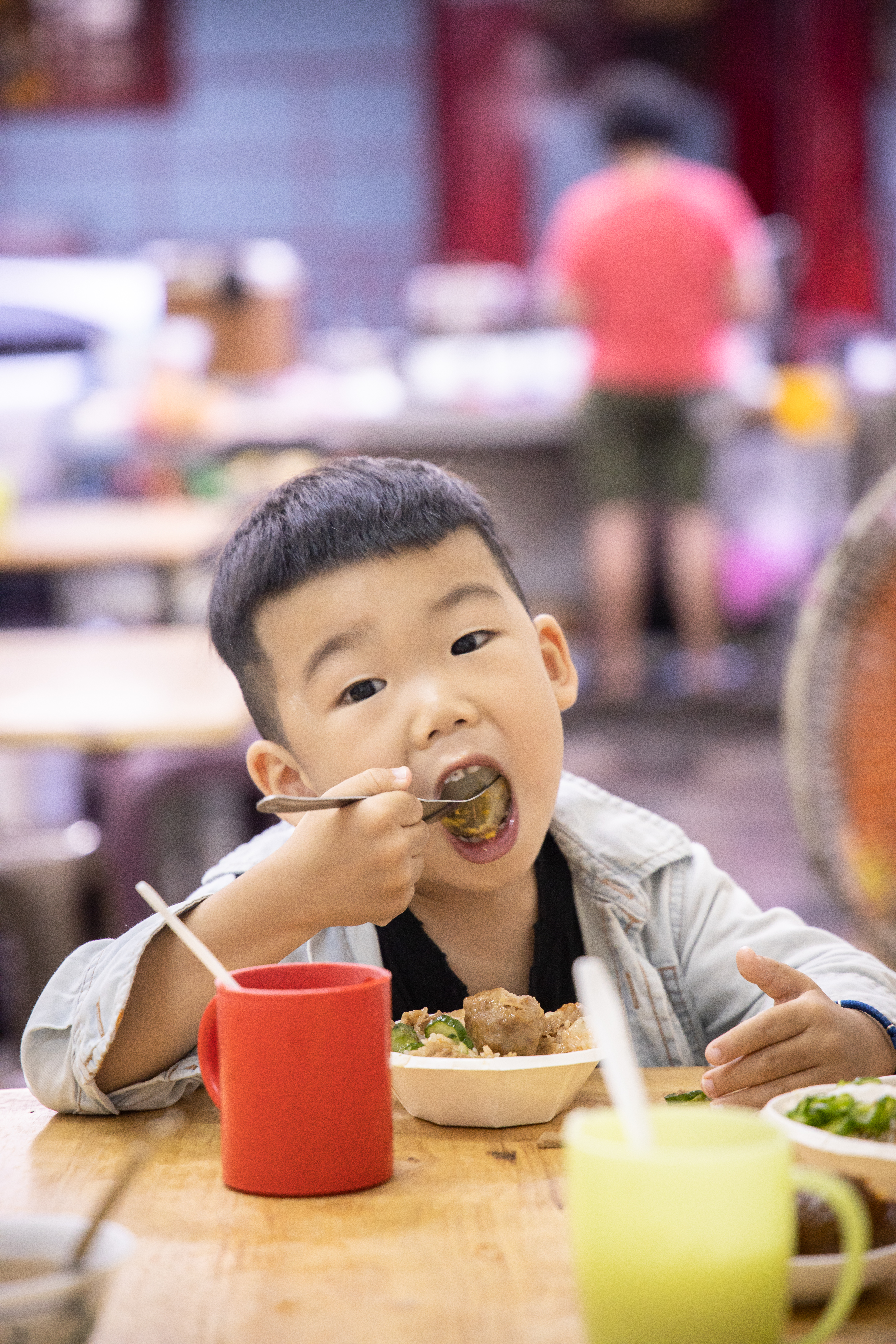 4歲小客人一口接一口，很懂吃。