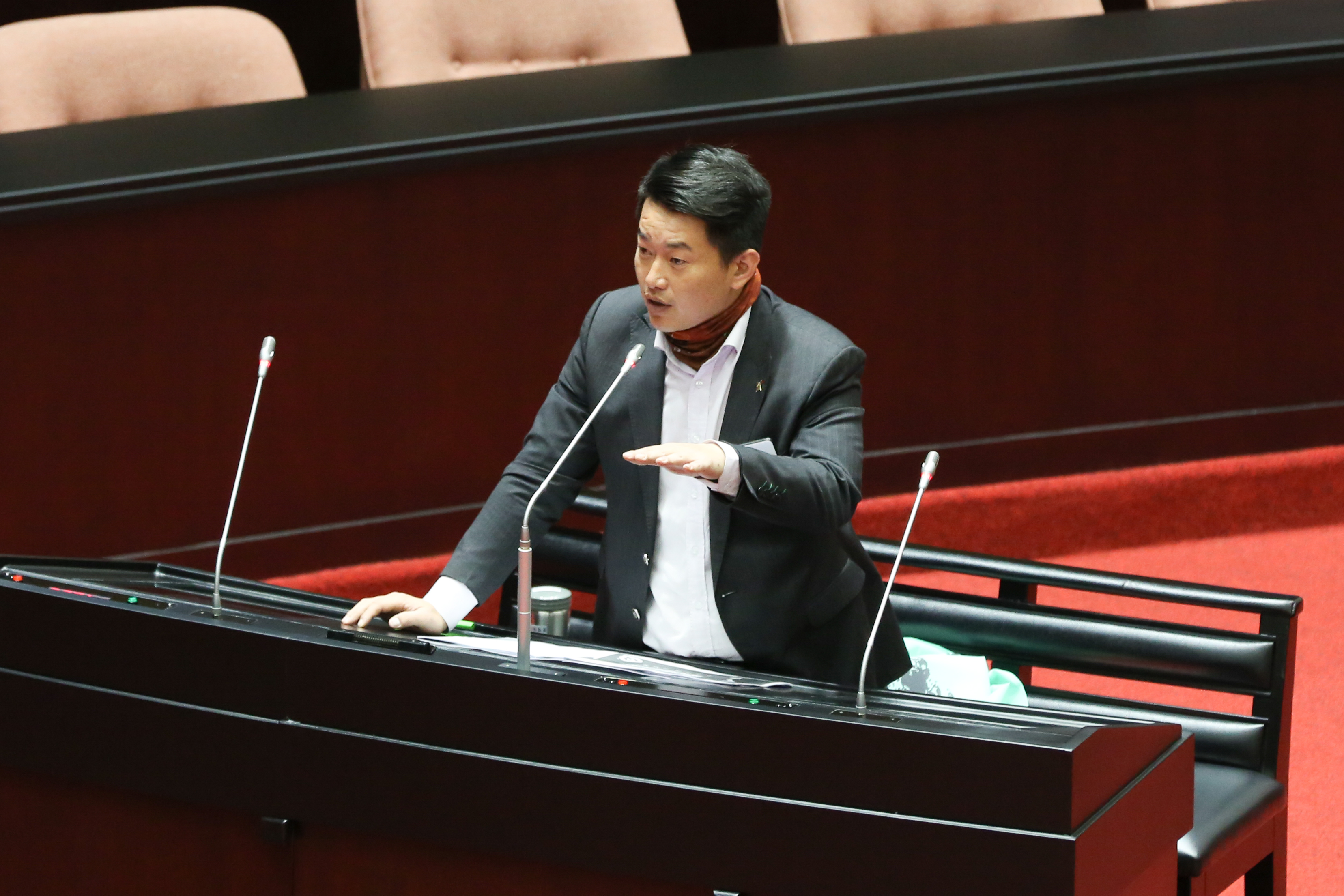 新版護照封面公開，台灣基進黨立委陳柏惟在臉書指出，不認可保留現有國徽做法。