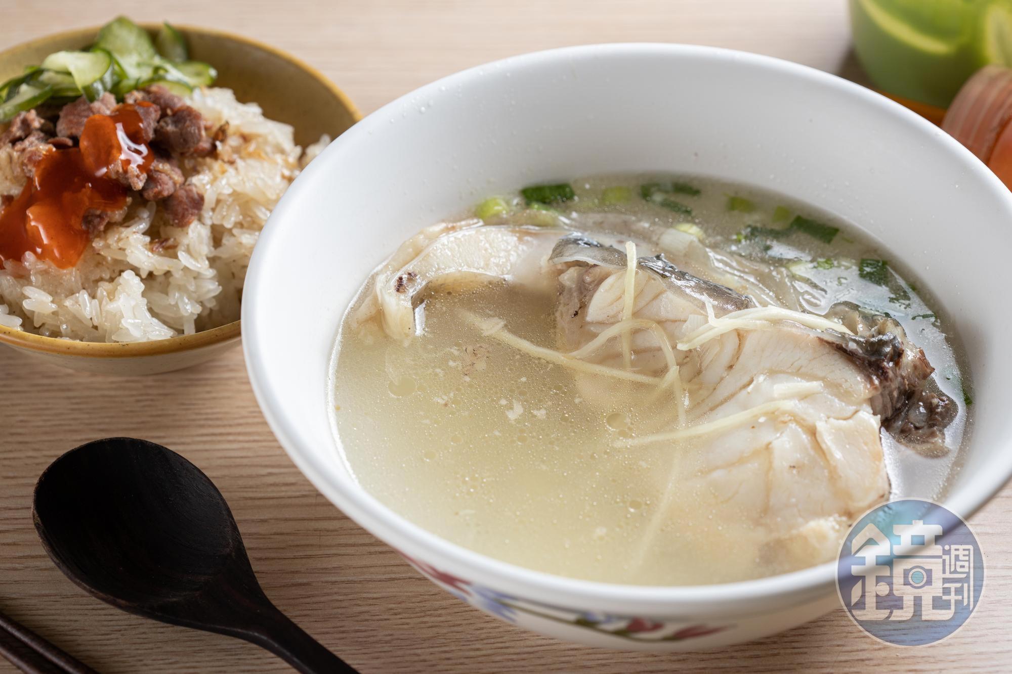 「草魚湯」（前，50元／碗）刺少肉Q，還可以點隔壁攤的「古早味米糕」（後，25元／小碗）來吃。