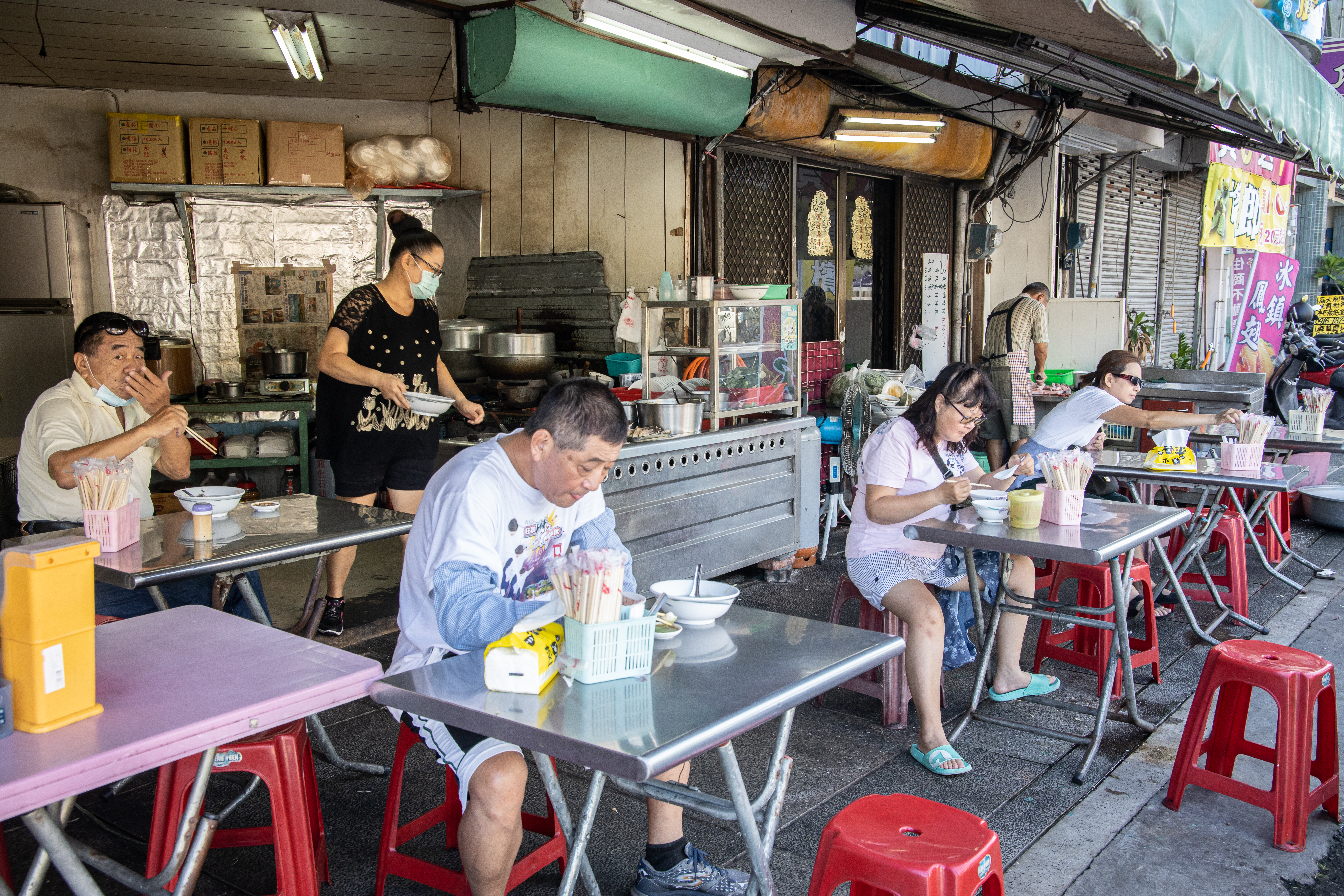 在地人喜歡面朝馬路喝湯，畫風很Local。