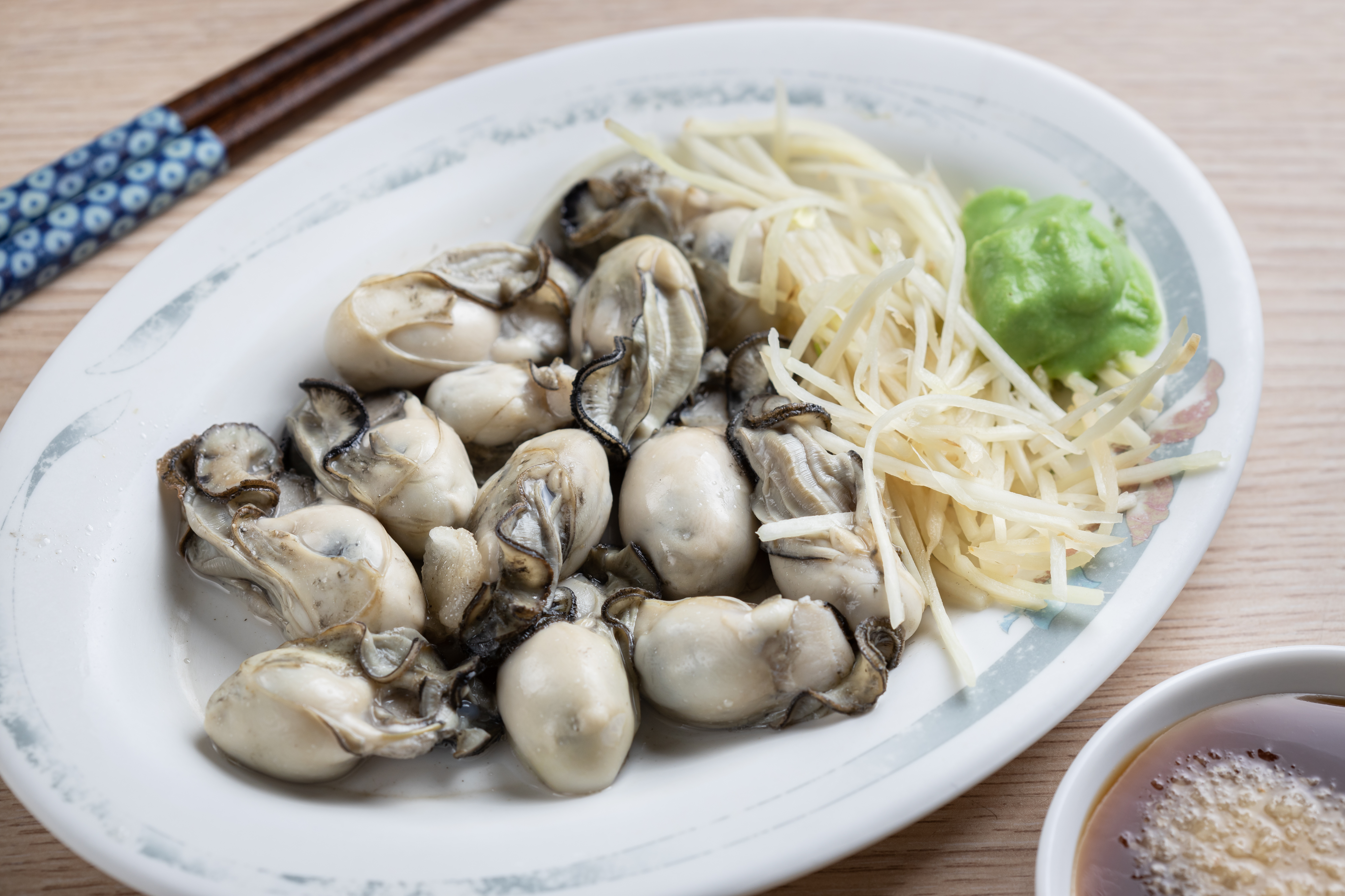 「燙蚵仔」用嘉義東石鮮蚵汆燙，原味清鮮。（50元／份）
