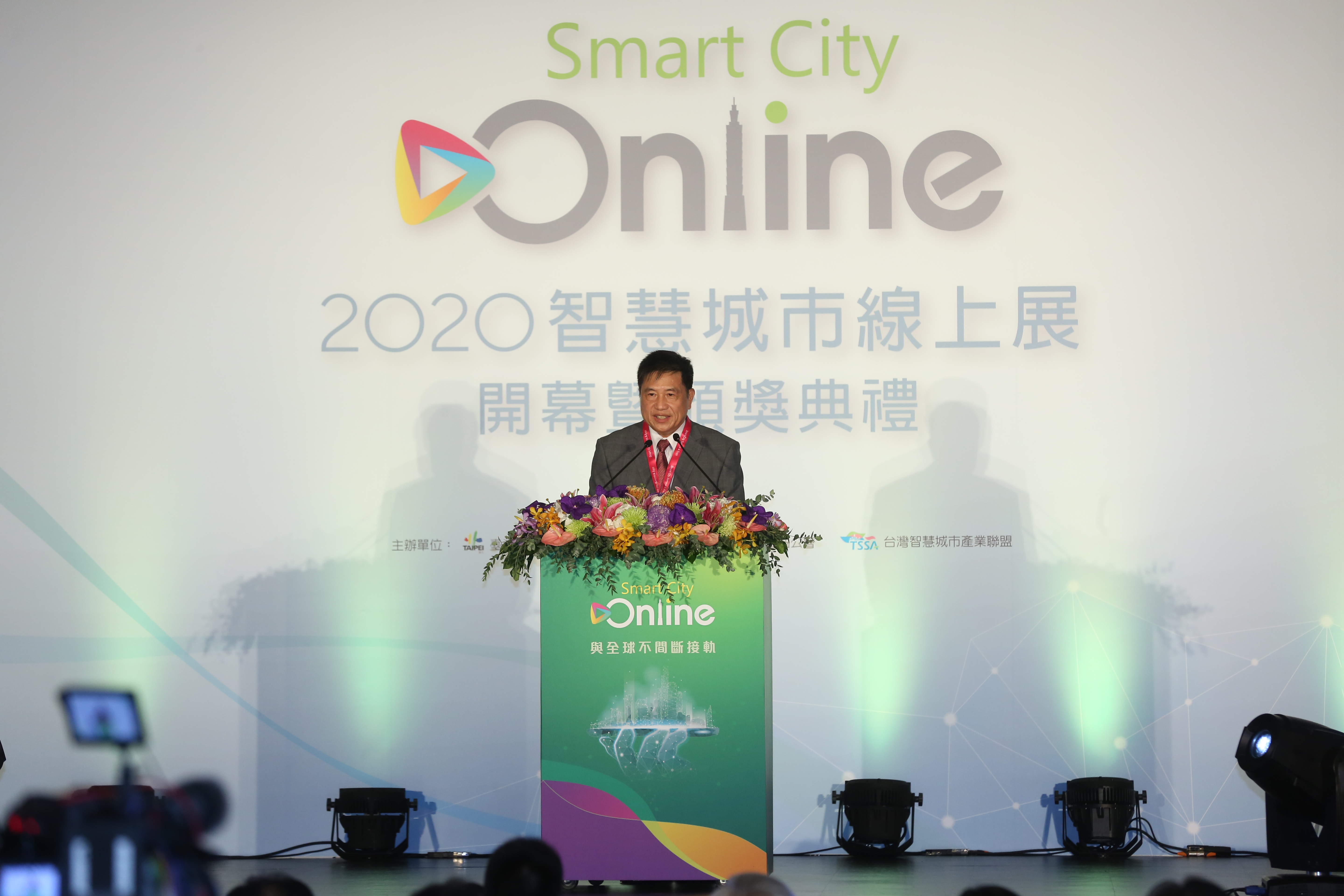 友達董事長彭双浪表示，近年的供不應求，明顯改善面板價格，樂觀看待今年下半年價格持續正向。