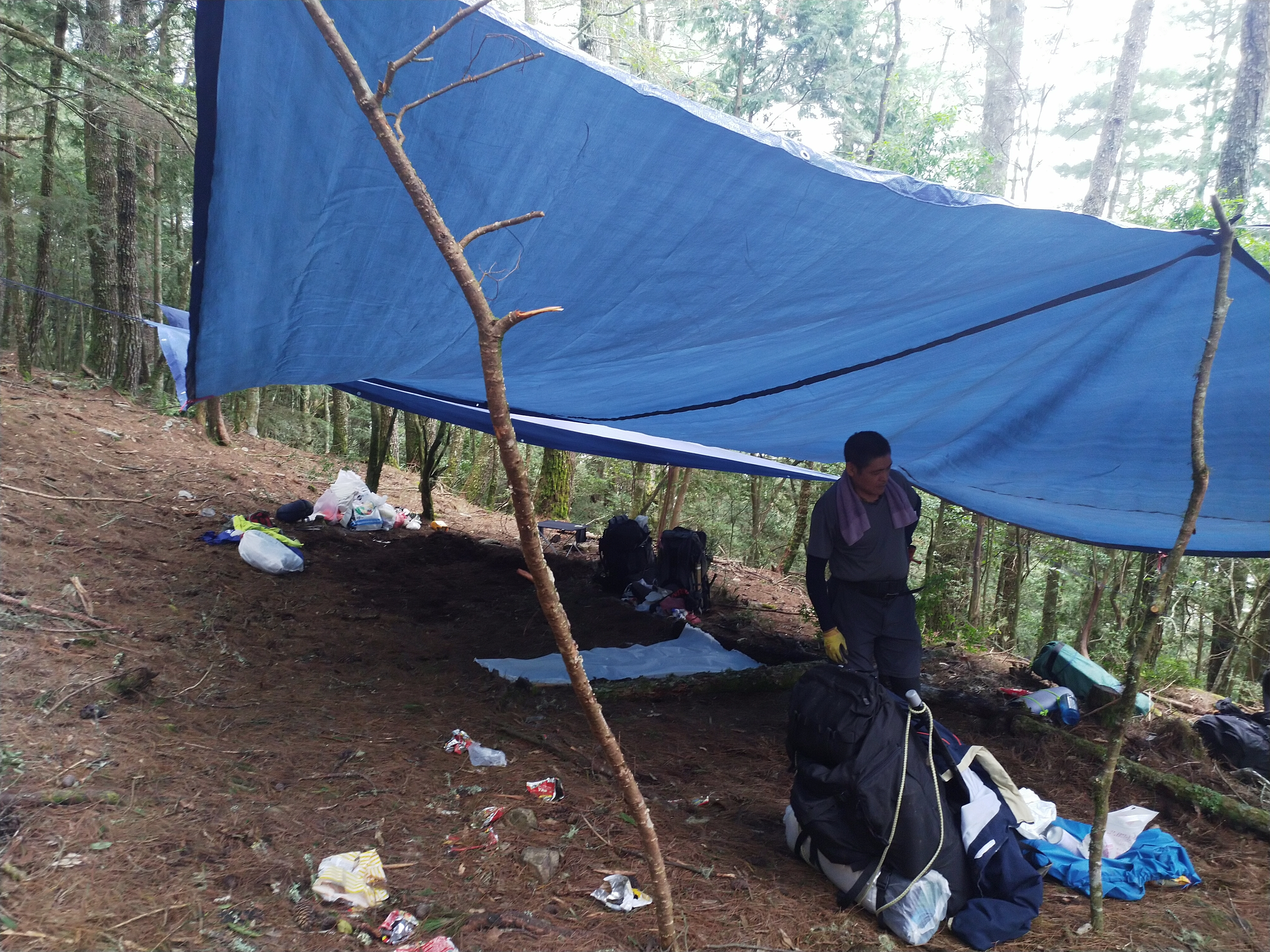 巡山員深山特遣時得隨地而睡,往往練就以地為床的本事。 圖/海德薇提供