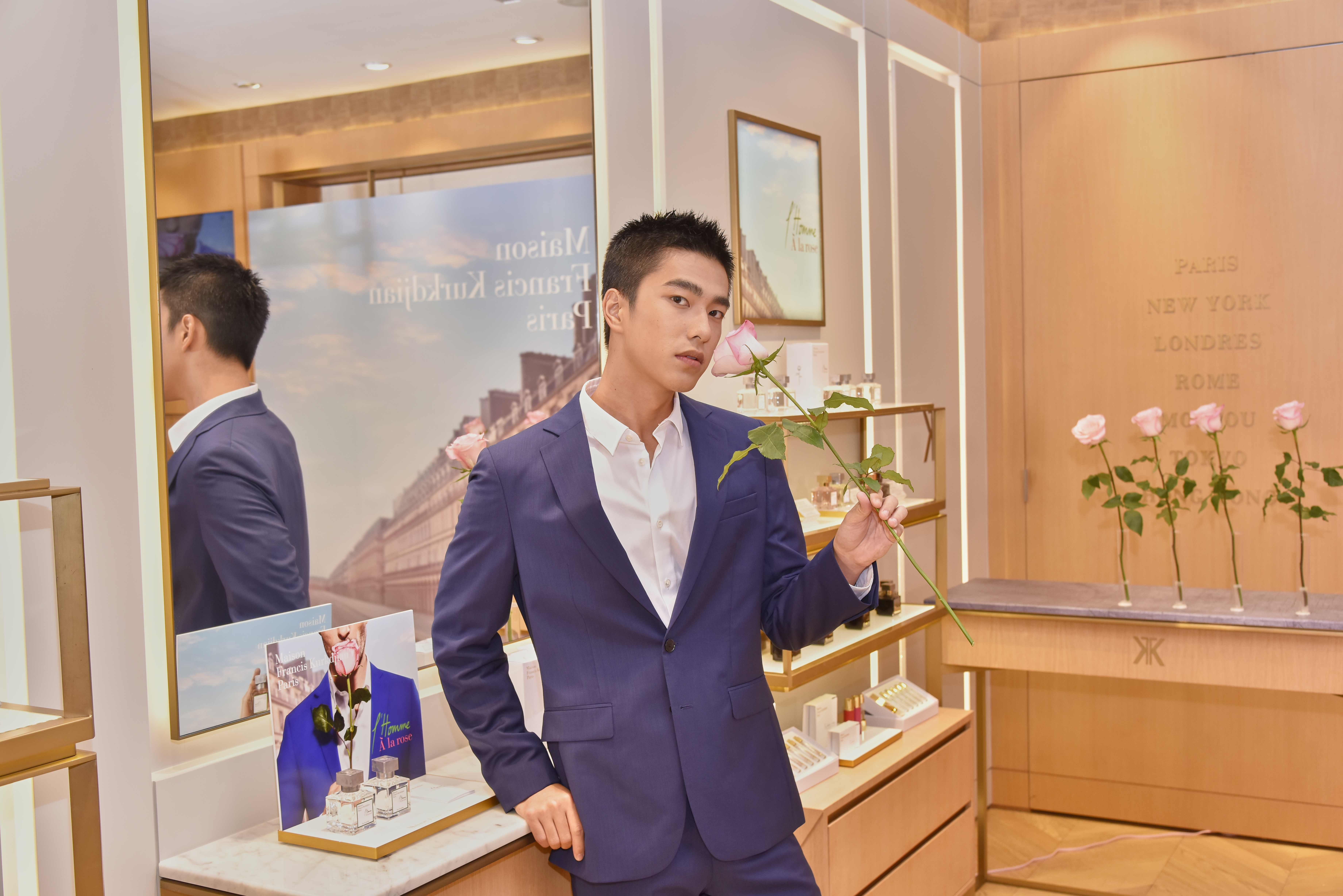 《紳士玫瑰》令曾敬驊最驚豔的地方,是讓男人輕鬆駕馭一款玫瑰香,同時又能散發男仕魅力。透過前中後調的層次也能讓他表現他的多面,如同他詮釋不同類型的角色。(爵思國際提供)