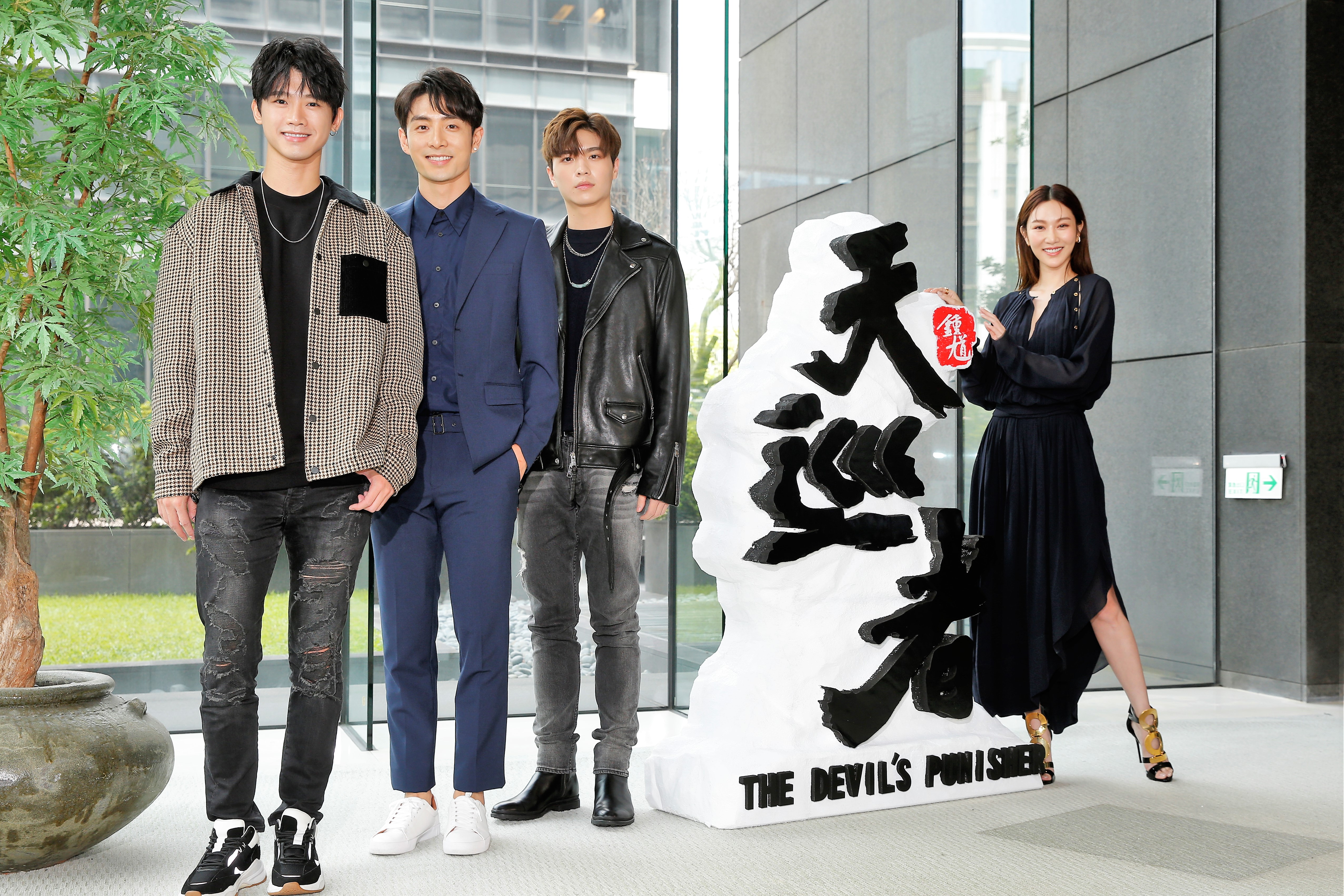 曾莞婷（右）帶領洪言翔（左一）、管麟（左二）、王碩瀚（左三）出席《天巡者》角色發布會。