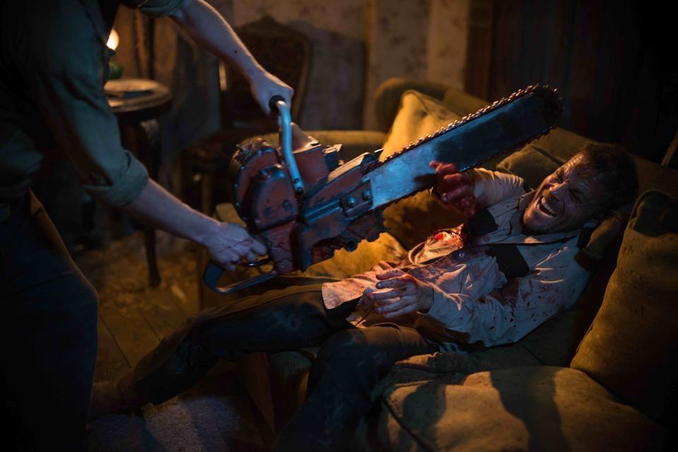 在上映46年後,《德州電鋸殺人狂前傳:皮面人》從皮面人的青少年時期說起,剖析他為何成為電鋸殺人魔的背後原因。(車庫娛樂提供)
