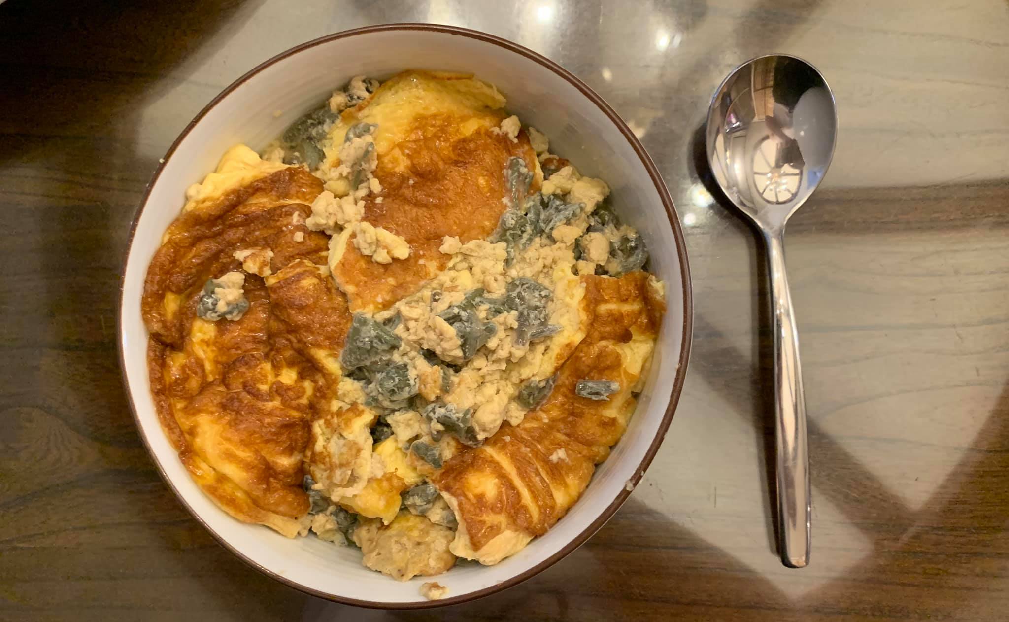 這道「蒓菜滑蛋飯」做法簡單，滑潤順口又很健康。