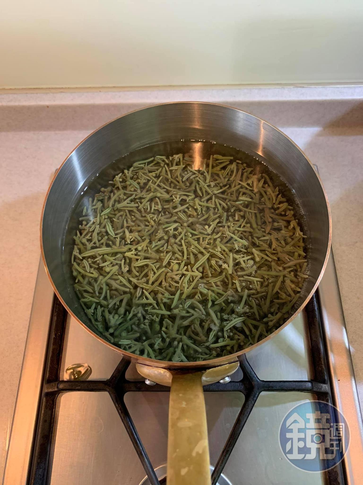 將蒓菜洗淨，下鍋加魚露略滾一下，便瀝乾備用。